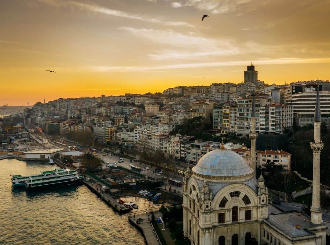 リッツ・カールトンさんのインスタグラム写真 - (リッツ・カールトンInstagram)「Discover enchanting moments along the banks of the Bosphorus, as sunset skies welcome an exciting evening at The Ritz-Carlton, #Istanbul. #Turkey #Sisli #Bosphorus #sunset #goldenhour #cityscape #horizon #majestic #travel #travelgram #Instatravel #traveldiaries」4月27日 6時30分 - ritzcarlton