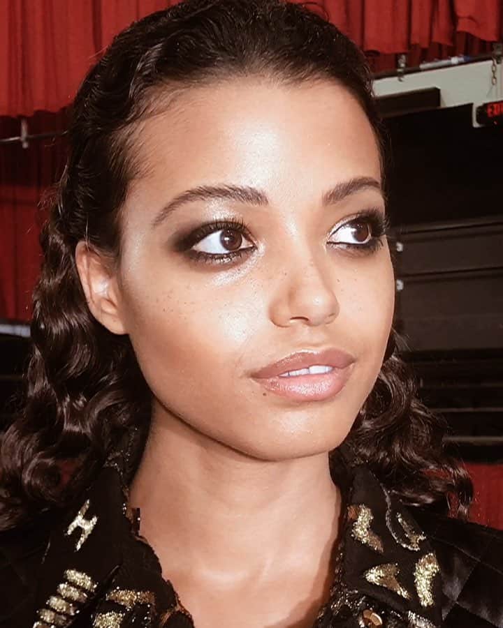 JO BAKERのインスタグラム：「E L L E • B A L I N S K A 🇬🇧 British Beauty .... #ellabalinska for @elleusa wearing a whole bunch of @chanelofficial !!! Radiant... glowing.... dreamy skin with a underplayed wet Smokey Eye!!! Hair  @naivashaintl 💋 Makeup by me #jobakermakeupartist using @welovecoco @chanel.beauty」