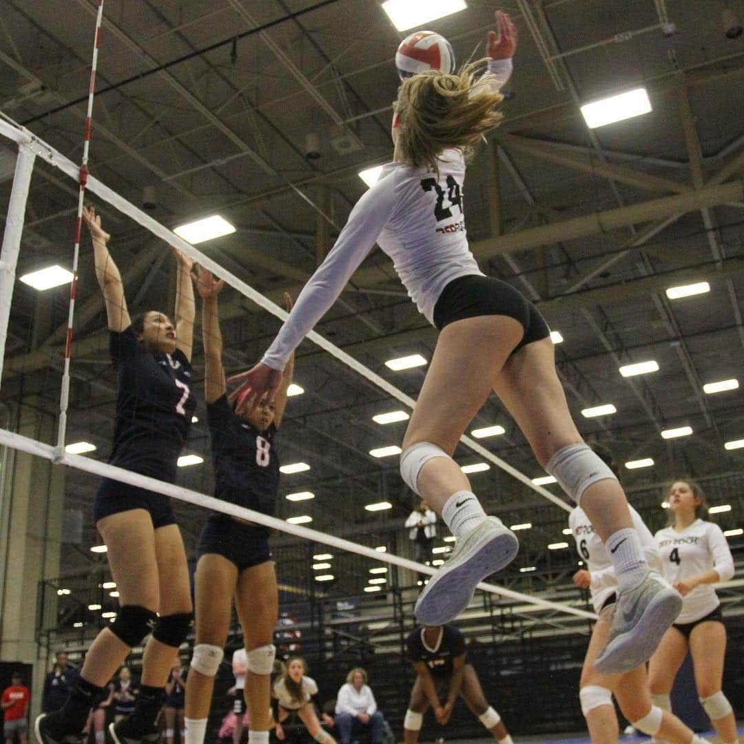 USA Volleyballさんのインスタグラム写真 - (USA VolleyballInstagram)「@megan.lucey with @redrockvball takes to the air during the #GJNC18 taking place in Dallas. Click bio 🔗 to watch live stream.」4月27日 6時35分 - usavolleyball