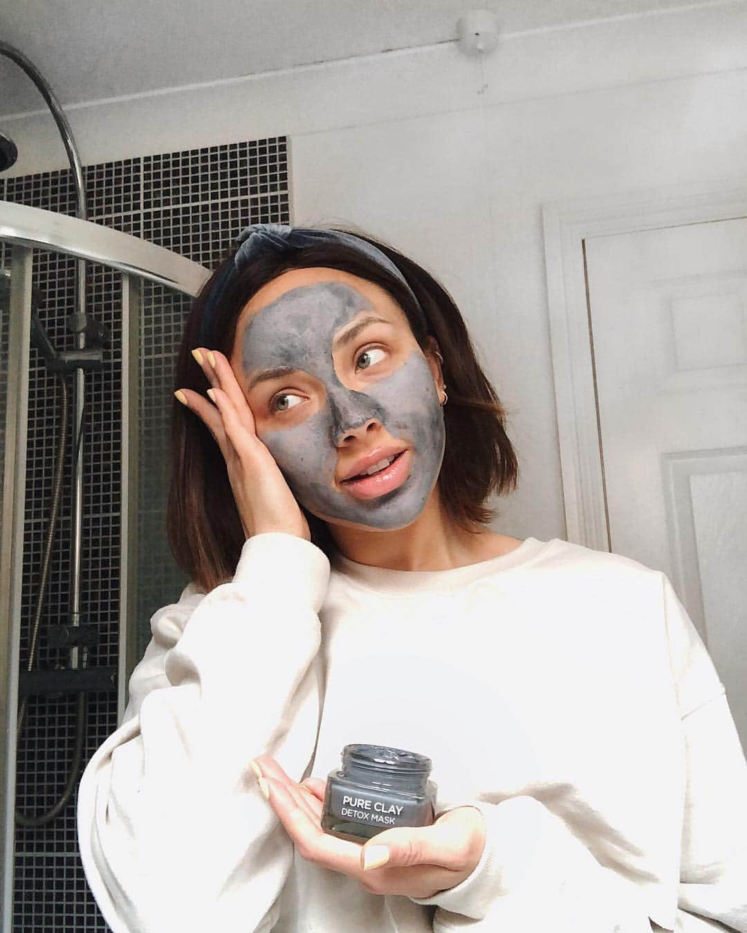 サマンサ・マリアさんのインスタグラム写真 - (サマンサ・マリアInstagram)「AD | Well I had an amazing Easter involving LOTS of chocolate and theres nothing wrong with chocolate...but it does send my skin into a breakout craze! I've been trying to pamper it back to health by using @lorealskin's Detox mask to help draw out impurities. (While mixing that with lots more water and vegetables lol) Bascially i'm nursing a skin-hangover. This mask is creamy and surprisingly lightweight when it dries, so it doesnt leave my skin dehydrated but just feeling firmer and clearer. I'd definitely recommend! (Find it on @Amazon)」4月27日 5時05分 - sammimaria