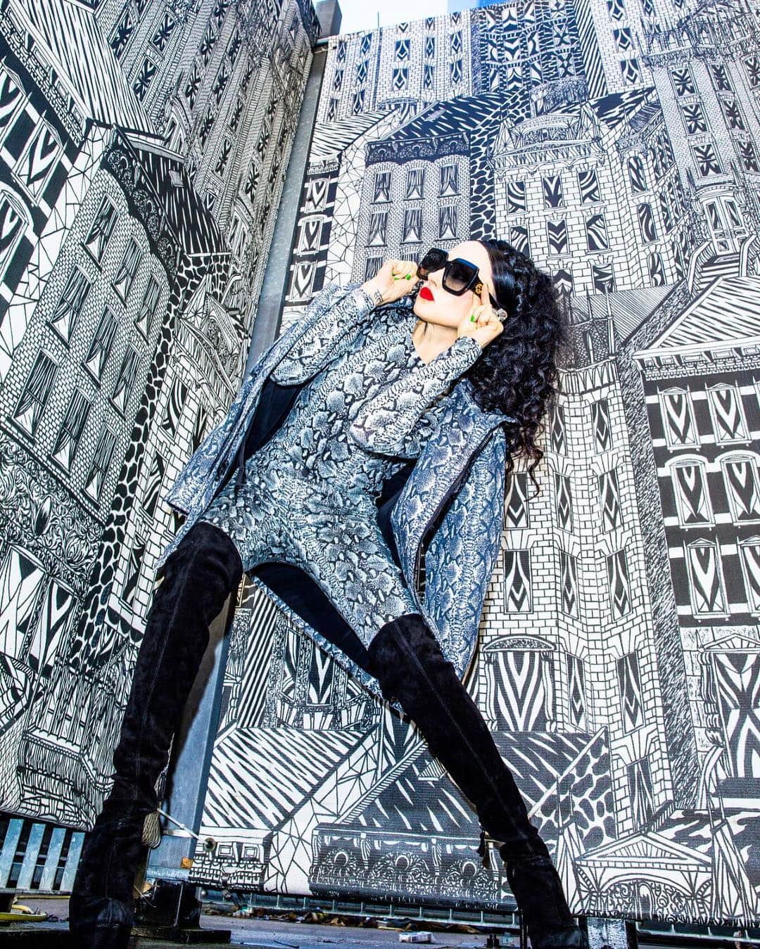 アリス+オリビアさんのインスタグラム写真 - (アリス+オリビアInstagram)「Thank you @ronyalwin for taking this epic photos on the street in the middle of the financial district! I love all of the wall art installations downtown right now...! Behind me is #art by #risatochigi #boogie #aliceandoliviajeans #jeans #staceybendet」4月27日 5時12分 - aliceandolivia