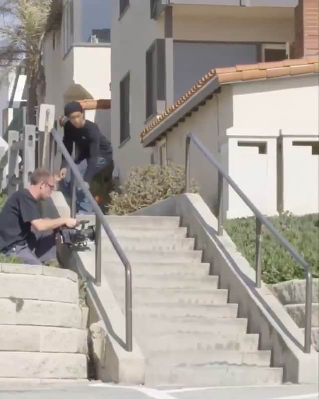 オルタモントのインスタグラム：「@patrickpraman getting it for the crew 🤜🤛 // Who’s ready for the weekend? // 📹: @thundertrucks // #CFADC #skateboardingisfun」