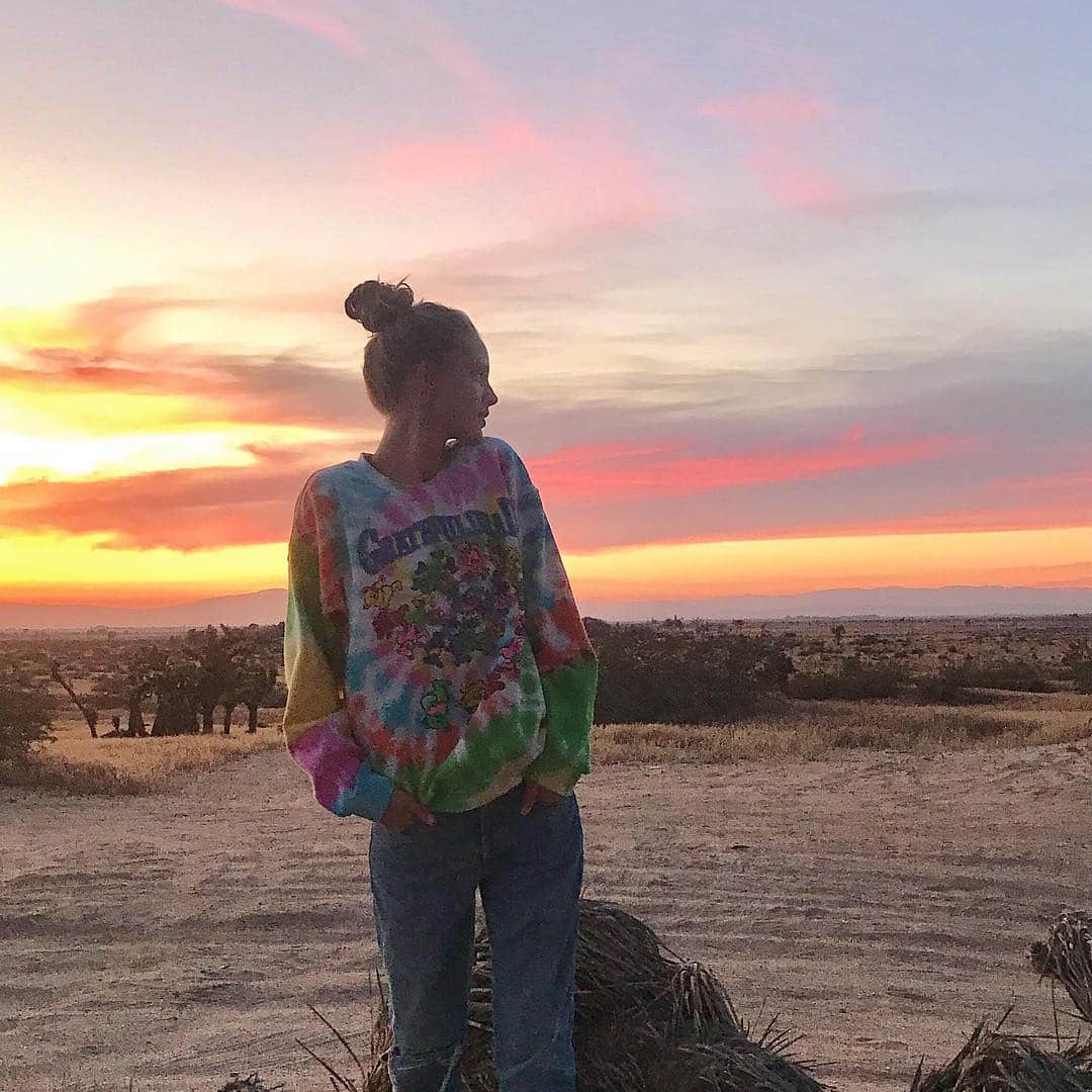 アビー・チャンピオンのインスタグラム：「Such a pretty sunset 😍🙌🏼」