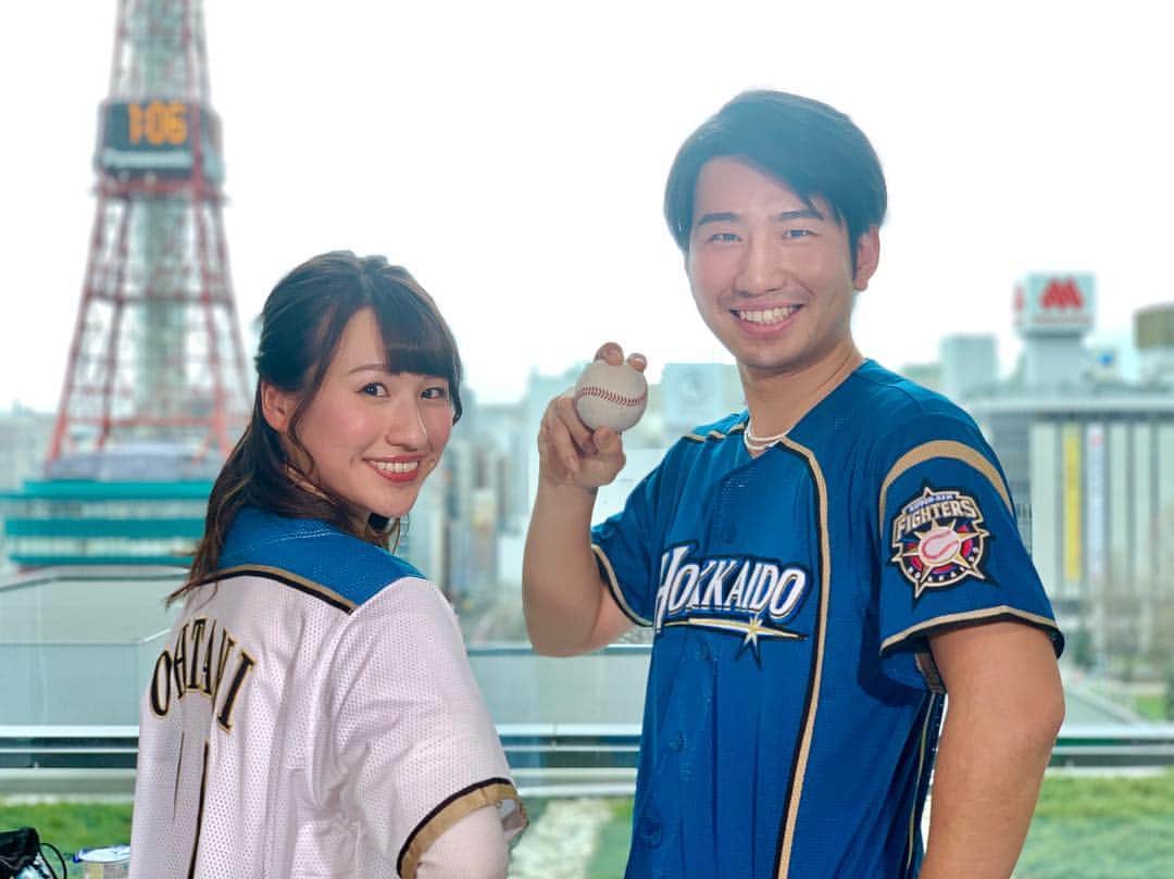 福田太郎のインスタグラム：「⚾️福福コンビ⚾️ 始球式の前に、今朝もイチモニ！ 土曜MCの福永裕梨アナが全力エールをくれました📣 夜はドキドキとワクワクでなかなか寝付けなかったのに 気付けばアラームが鳴る前に起床。 不思議なもんです👀⏰ _ 出社すると、ニコニコ顔で雑誌を手にする福永アナ📖 なんでも今週発売の #プレイボーイ で札幌でオススメの 豚丼店 #ポルコ を紹介しているそう🐷 ぜひお手に取ってみてください！  #イチモニ 土曜日 #福永裕梨 #アナウンサー 「太郎さんは緊張したらニヤニヤし始める」 「ど真ん中、期待しています😏」 昨日のLINE LIVE、アーカイブのURLリンクしてます。 #始球式 #北海道日本ハムファイターズ VS #福岡ソフトバンクホークス #ローソンデー #welovehokkaido #lovefighters #驀進 番組終わりで、エース岩本さんと 始球式の先輩藤尾さんからアドバイスを頂戴します！ #吉田皓一 さんが絵を描いてくれました！！！謝謝🔥」