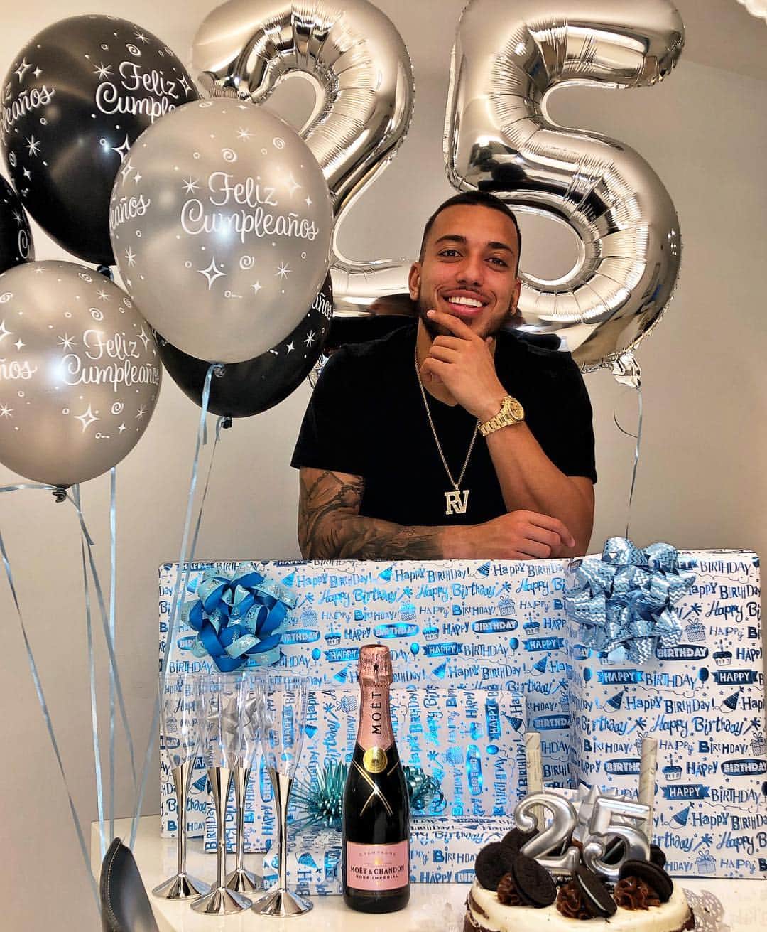 ルベン・ヴェソのインスタグラム：「Obrigado a todos os que felicitaram no meu dia 😁😁😁2️⃣5️⃣🎉🎊🎈 Gracias a todos los que me han felicitado en mi cumple 😁😁😁2️⃣5️⃣🎉🎊🎈」