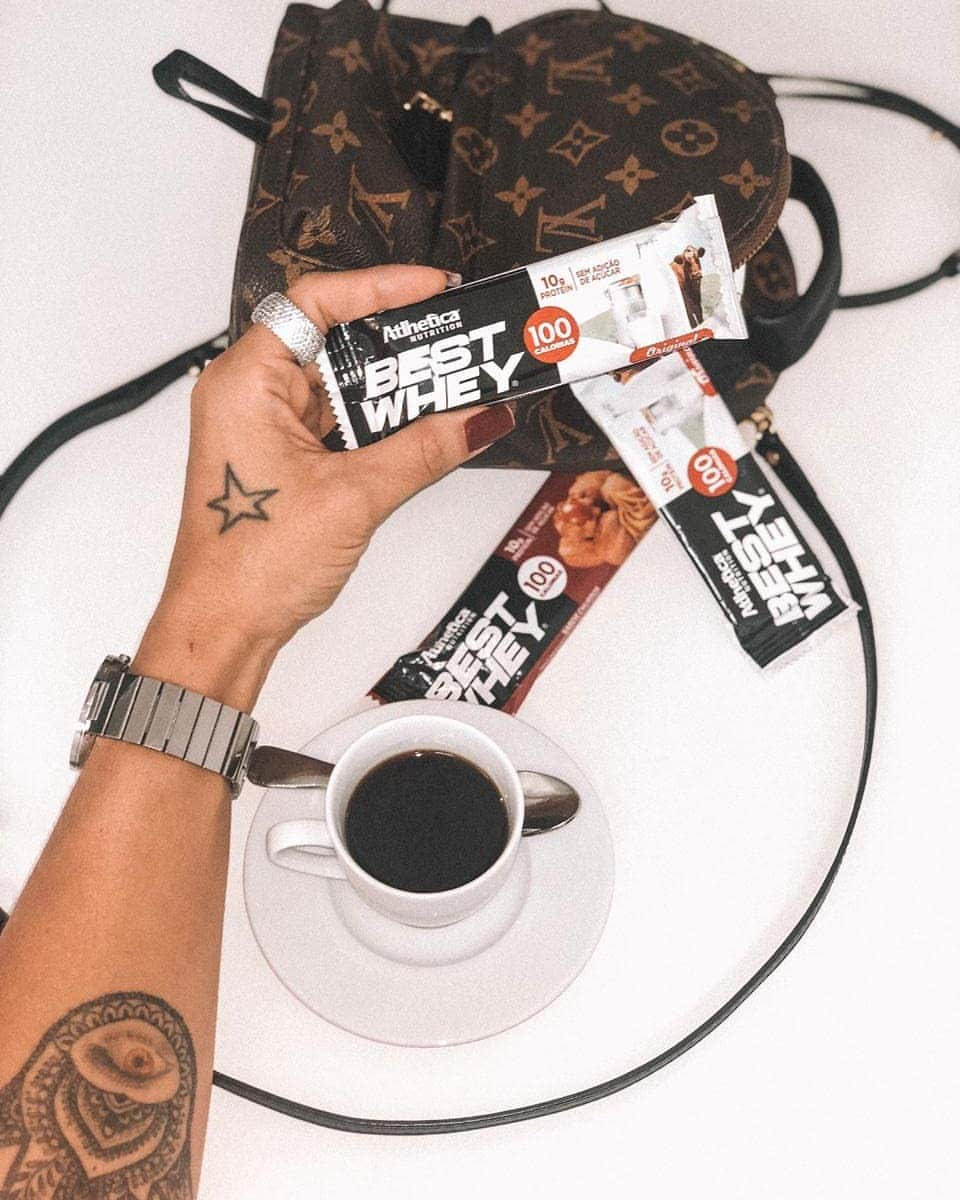 ケリー・キーさんのインスタグラム写真 - (ケリー・キーInstagram)「Aquele lançamento que eu me apaixonei! A @atlheticanutrition lançou no Arnold South America a Best Whey Bar, uma barra proteica que tem apenas 100 calorias e é uma delícia! É o meu lanche oficial desde então, estou apaixonada de verdade. Já experimentou?  #atlheticanutrition #bestwhey #suplementos #vidafitness #projetobabababy」4月27日 6時03分 - oficialkellykey