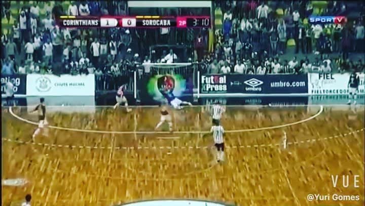 アレッサンドロ・ローザ・ヴィエイラのインスタグラム：「VÍDEO- Já que é dia do goleiro, essa defesa que fiz 😀😀😀😁 🇧🇷⚽️. Edição @yurigomes」