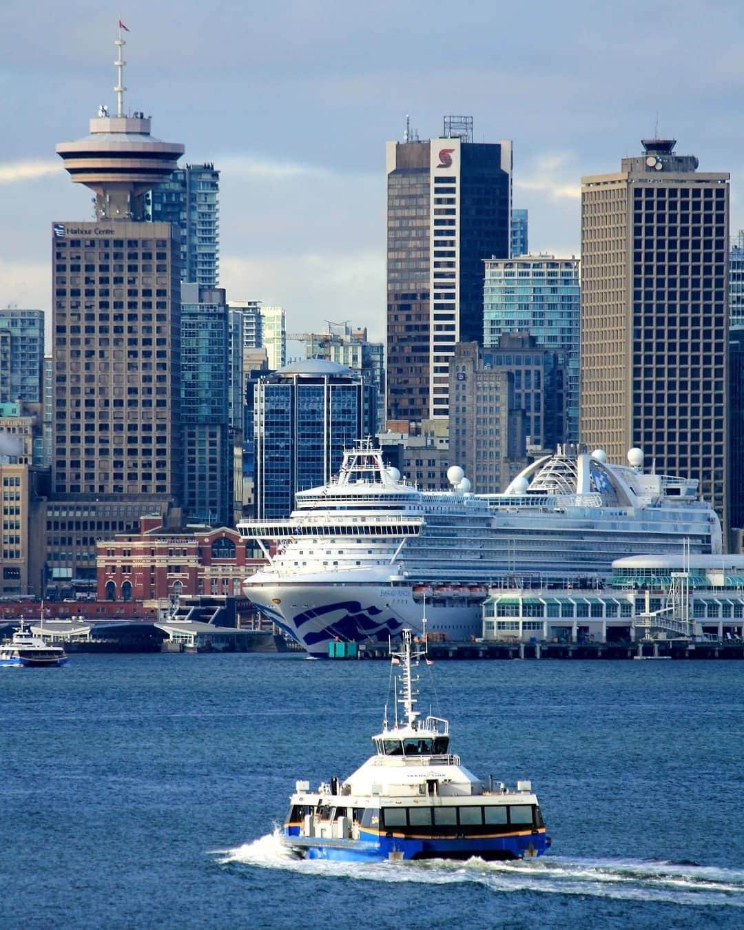 バンクーバー観光局- Tourism Vancouverさんのインスタグラム写真 - (バンクーバー観光局- Tourism VancouverInstagram)「バンクーバーは、クルーズツアーでも人気の寄港地です。春から秋にかけて、ダウンタウンのカナダプレイスには世界中からのクルーズシップが到着します。 📷 : @gwenfarley(Instagram) . . . #カナダ #バンクーバー #Vancouver #旅 #旅行 #女子旅 #旅好き #一人旅 #海外旅行 #トラベル #旅女子 #旅行好きな人と繋がりたい #旅好きな人と繋がりたい #旅行好き #旅行大好き #旅行行きたい #旅に出たい #海外 #旅の記録 #旅の思い出 #旅行記 #旅したくなるフォト #マイトリップ #マイトリ #retrip_global #風景 #世界一周 #ダレカニミセタイケシキ #クルーズの旅 #カナダプレイス」4月27日 6時00分 - vancouvertabi