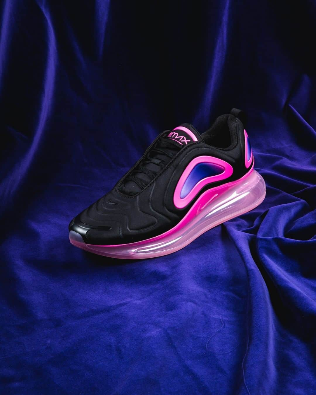 Foot Lockerさんのインスタグラム写真 - (Foot LockerInstagram)「Blast off. #Nike Air Max 720 'Pink Blast' Available Now, In-Store and Online」4月27日 6時03分 - footlocker