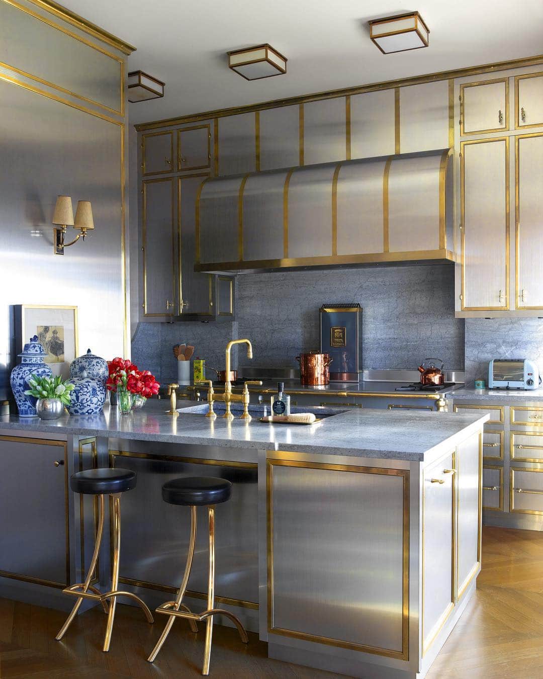 ELLE DECORさんのインスタグラム写真 - (ELLE DECORInstagram)「Found: the kitchen of our dreams, as seen in designer and contractor @alisa_bloom’s Chicago apartment. The space features a Molteni range and Wilmette cabinet hardware, along with custom  Kallista sink fittings. The 1970s stools are from Haute Antiques 207 and the ceiling lights are by Circa Lighting. 📸 by @simonuptonphotos, from the ED archive.」4月27日 6時06分 - elledecor