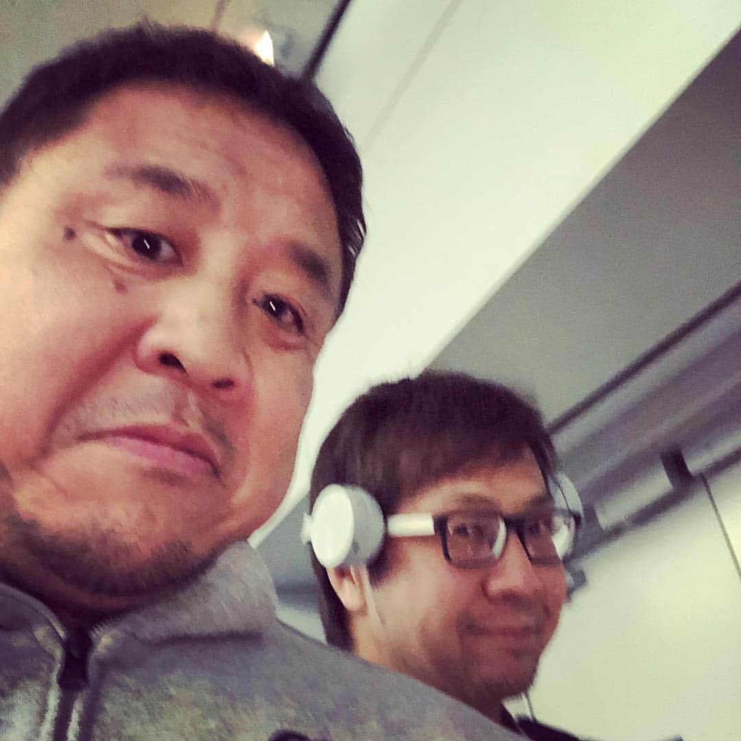 永田裕志さんのインスタグラム写真 - (永田裕志Instagram)「シカゴオヘア空港に到着しました。 #永田裕志  #小島聡  #凄え人の数」4月27日 6時13分 - yuji_nagata