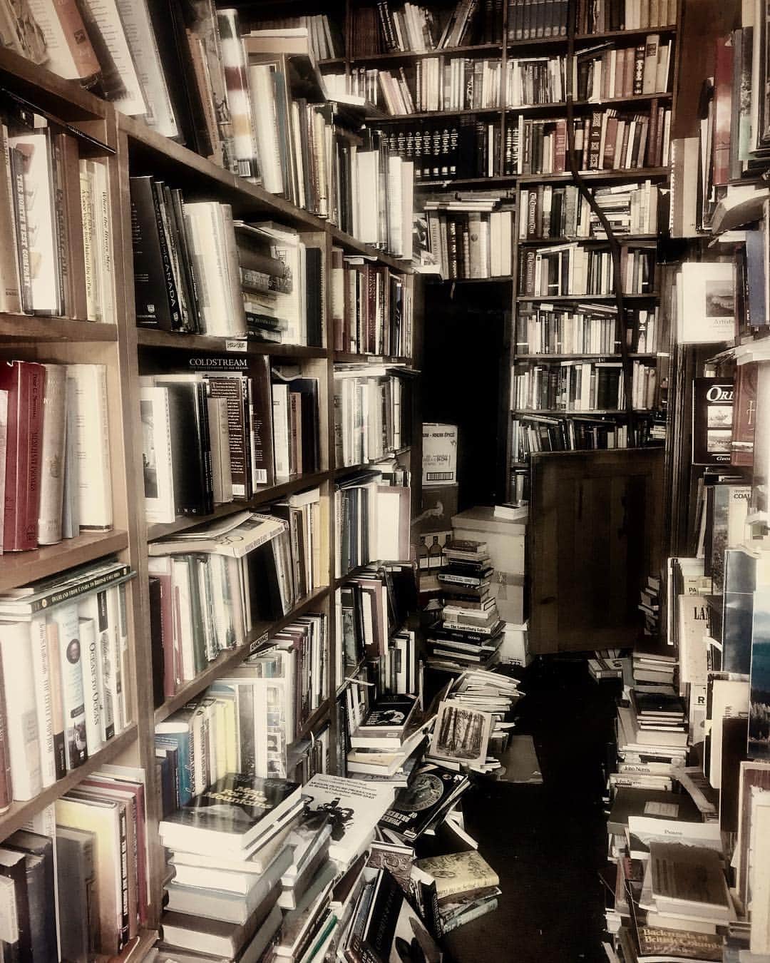 トーレイ・デヴィートのインスタグラム：「“You ever take time to count how many words and letters are in this store ? That would be a pretty boring life.“ said the random man who burst through the door and then left.  #vancouver」