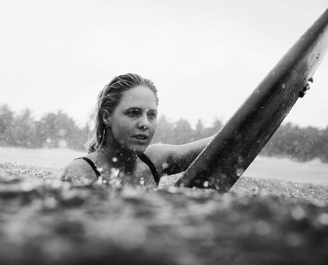 ローラ・エンバーさんのインスタグラム写真 - (ローラ・エンバーInstagram)「Stuck in the rain 👌🏼 @mattydunbar」4月27日 6時16分 - lauraenever