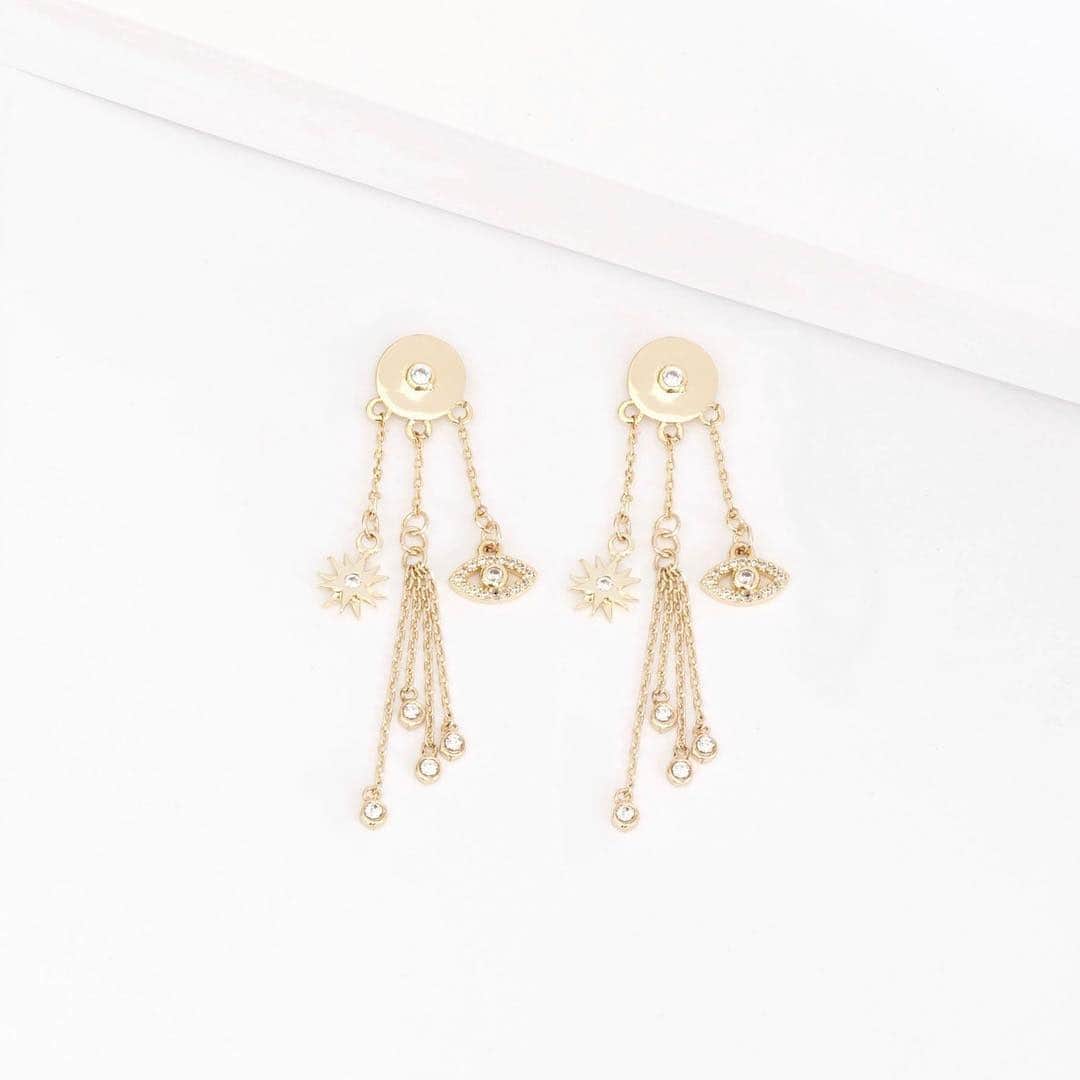 のインスタグラム：「Wanna switch up your style? No problem! Our custom collection let's you pick your charms to match whatever mood you're in. Pluse we give $5 to a charity of your choice. No buyers remorse here. 💛⁣⠀ .⁣⠀ .⁣⠀ .⁣⠀ .⁣⠀ .⁣⠀ .⁣⠀ .⁣⠀ .⁣⠀ .⁣⠀ .⁣⠀ #jewelry #jewellery #necklace #ring #earrings #silver #bracelet #gold #rings #accessories #jewelrygram #bling #jewels #sparkle #glitter #instajewelry #jewelrydesigner #bracelets #fashionjewelry #shine #pendant #earringsoftheday #earring #instajewelry #bohojewelry #custom #huggies #hoops ⁣⠀」