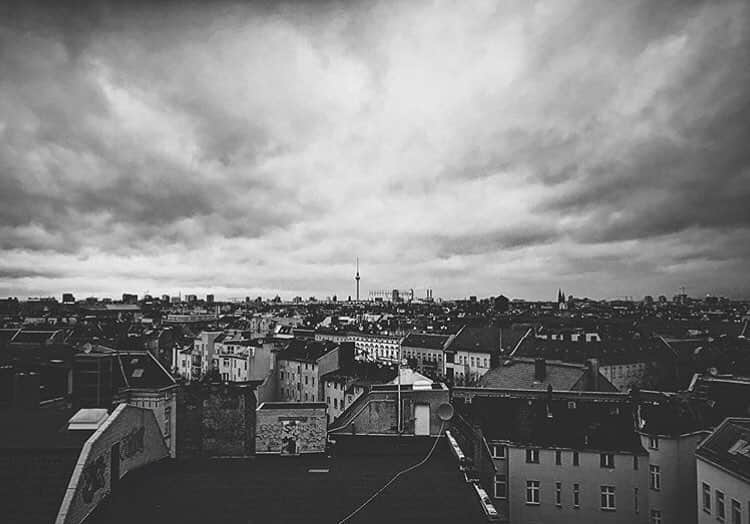 ステファノ・カルーゾのインスタグラム：「Berlin skyline 🇩🇪 #berlin #klunkerkranich #sunset #beautifulwiev #lifeisbeautiful #blackandwhite #homeiswhereyouare #happydays #happylife #ciaobelli」