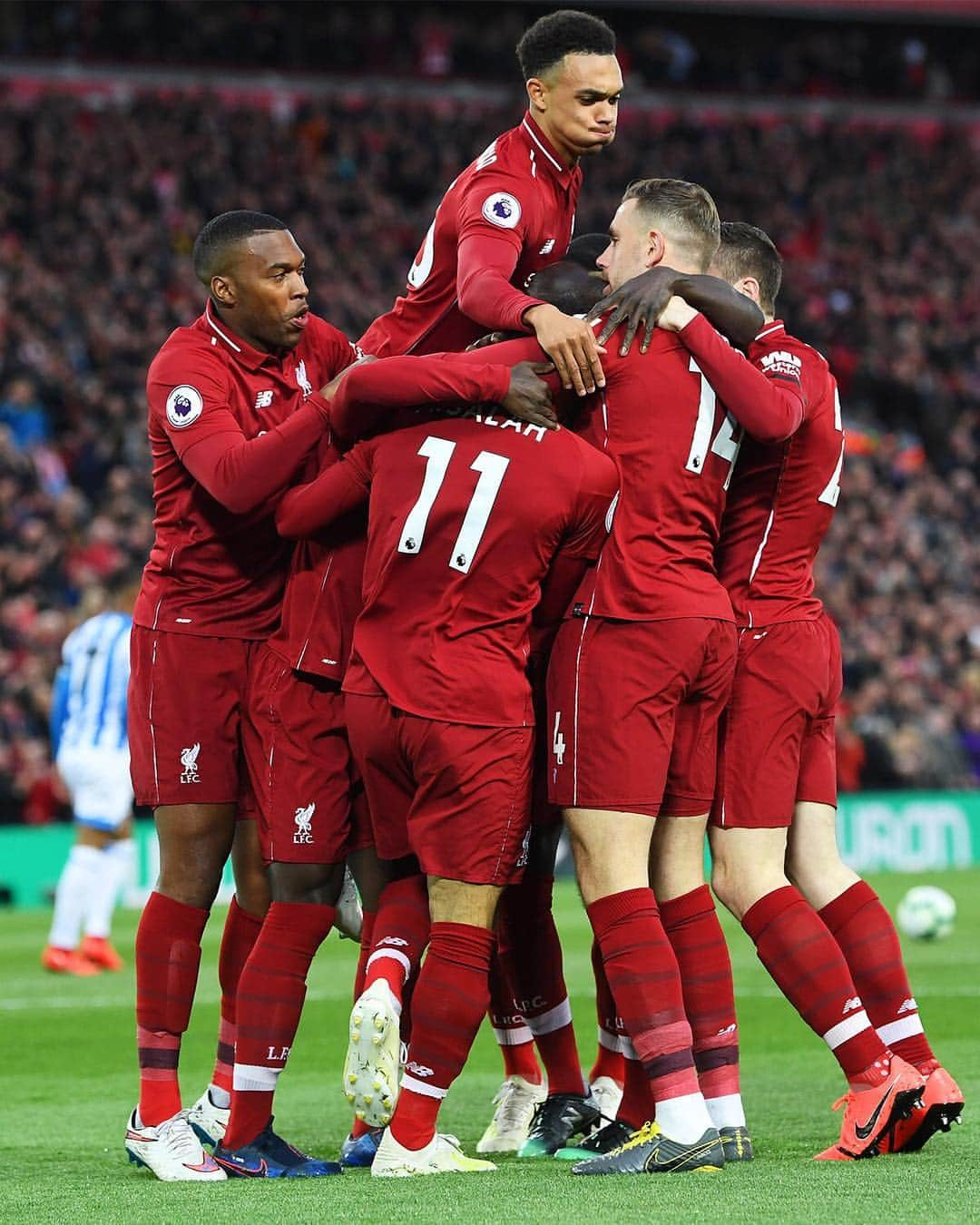 リヴァプールFCさんのインスタグラム写真 - (リヴァプールFCInstagram)「THE REDS. ✊🔴 #LFC #WeAreLiverpool」4月27日 6時22分 - liverpoolfc