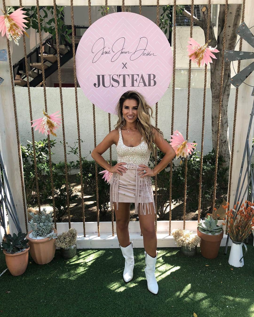 Jessie Jamesさんのインスタグラム写真 - (Jessie JamesInstagram)「So much fun at the launch of my new boots collection that I designed with @justfabonline launching this October! These boots are a sneak preview of what’s to come!!! (Skirt and body suit are from my line @kittenish )」4月27日 6時25分 - jessiejamesdecker