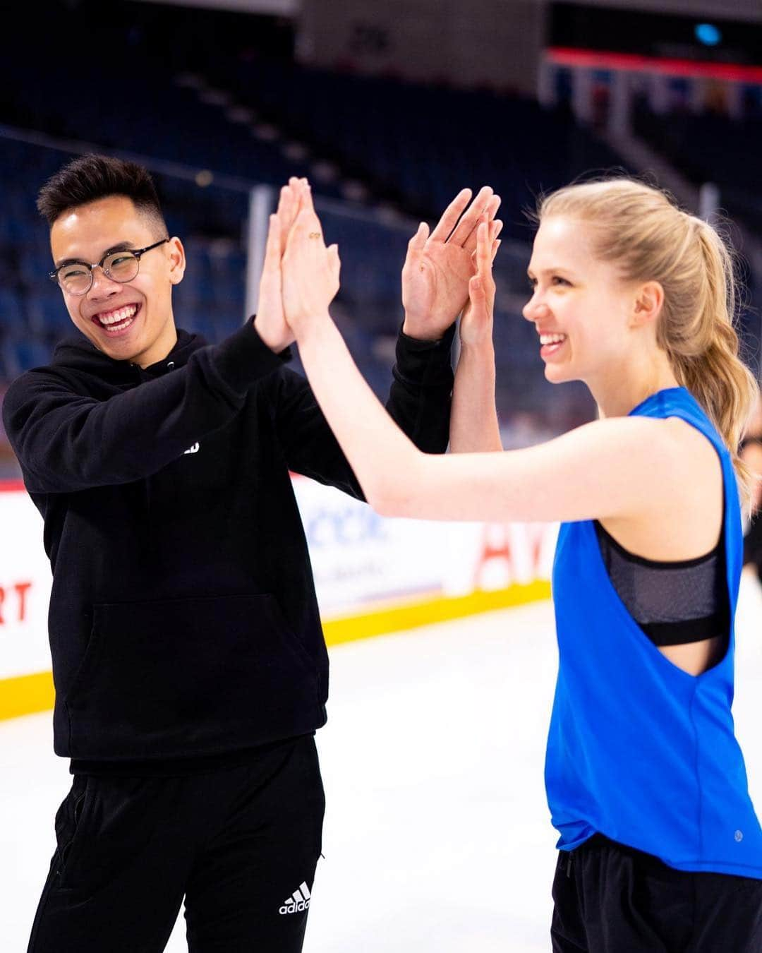 ケイトリン・ウィーバーさんのインスタグラム写真 - (ケイトリン・ウィーバーInstagram)「YOU READY TO ROCK, @namnamnoodle ?!!! 🙌🏻💕 See you in an hour, HALIFAX @starsonice !!! 🌟」4月27日 6時25分 - ka2sh