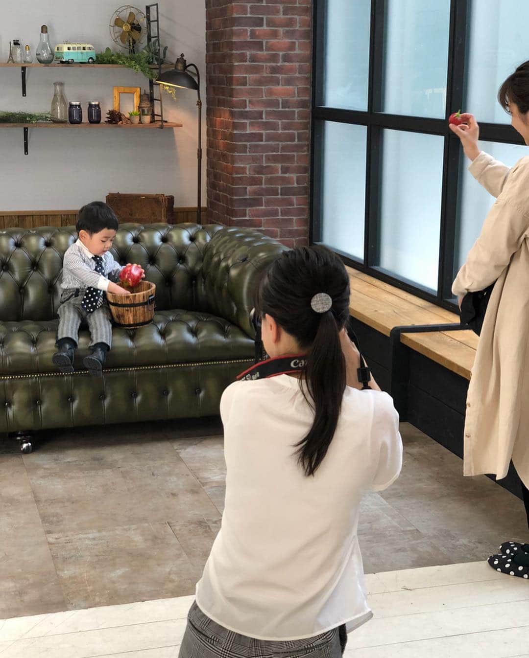 のインスタグラム：「2歳記念に前撮りしました  #息子 #親ばか #写真 #成長の記録 #2歳記念 #写真館 #プレシュスタジオ #豊洲店 #カメラマン #スタッフさん #ホスピタリティ #最高  #息子 人見知り #始まってる のに #ずっと #笑顔 #おすすめ #写真館 #豊洲 #貸衣装 #カッコいい服 #お出かけ服 #親バカ #いいじゃない #一歳10か月 #男の子 #男の子ママ #倉田あみ」