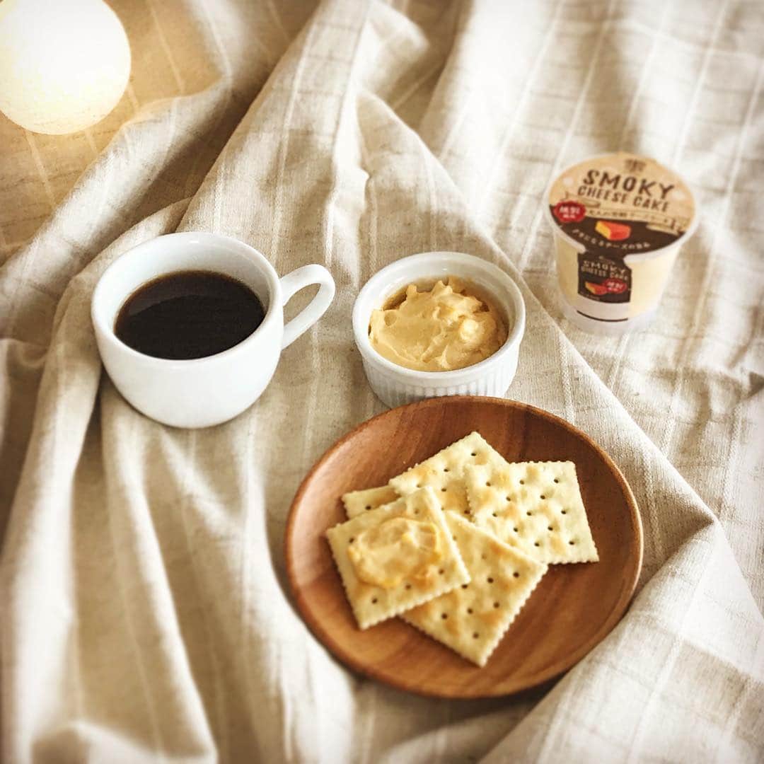 トーラク株式会社のインスタグラム：「. 今日はコーヒーと、スモーキーチーズをのせたクラッカーをつまみながら夜更かし🌙 . . . ◉スモーキーチーズケーキ 150円（税別） 燻製風味が特徴の甘さ控えめチーズケーキです。  #トーラク #TORAKU #神戸プリン #プリン #プリン好き #プリンマニア #チーズケーキ  #ゴールデンウィーク #コンビニスイーツ #コンビニ #スイーツ #スイーツ好き #pudding #sweets #cheesecake #coffee #coffeetime⠀#おやつタイム  #燻製 #くんせい #コーヒー #夜更かし」
