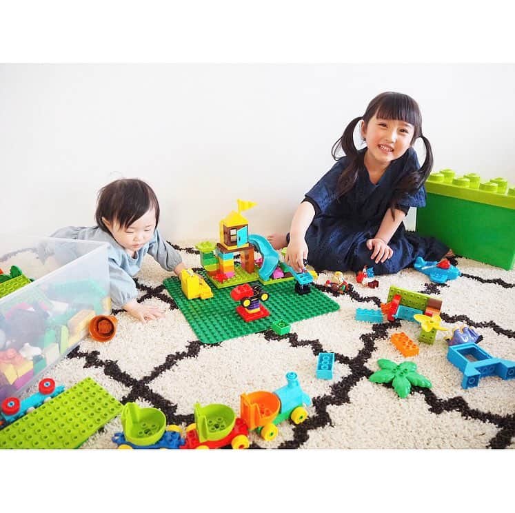 Kyooonさんのインスタグラム写真 - (KyooonInstagram)「LEGO大好き長女🤖﻿ 収納BOXに収まらないくらいある我が家😂﻿ ﻿ ﻿ 迷路ゲームのアイデア最近知ったんだけどこんな楽しく遊べるの知ってた😳？﻿ ﻿ ほかにも輪投げとかボーリングとか﻿ いろんな遊び方を見つけて大盛り上がり👏﻿ ﻿ ﻿ 私は動物園を作ったり平面でしか作れないんだけど長女は立体的なのも作るのが得意でその発想に毎回驚かされる☺️♡﻿ レゴスクールとかすごい興味あるなぁ🤔﻿ ﻿ ﻿ 黙々と遊ぶ長女と﻿ 出したり壊したりして遊ぶ次女👶﻿ もうすぐ取り合いの喧嘩が始まるなぁ～👊﻿ #姉妹#4歳差姉妹#0歳#生後10ヶ月#4歳﻿ #lego#legoduplo#duplo#レゴ#レゴデュプロ#デュプロ﻿」4月26日 21時47分 - fancykyon