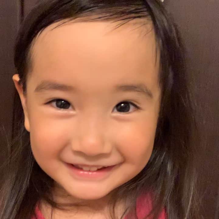 のインスタグラム：「最近よく遊んでる日夕佳の幼馴染へ送った誕生日おめでとうムービー😊💌 会えば、すぐ勝負ね！と色んなことを争っては、負けたら悔しくて、泣いたりする(意外と負けず嫌いなところがあるようで)だけど、 仲良くお菓子を分け合ったり、手をつないで歩いたりもして、成長を感じます。 ビデオレターまで送れるようになったね🤗 #日夕佳 #沖縄 #ビデオレター #お誕生日おめでとう #hbd」