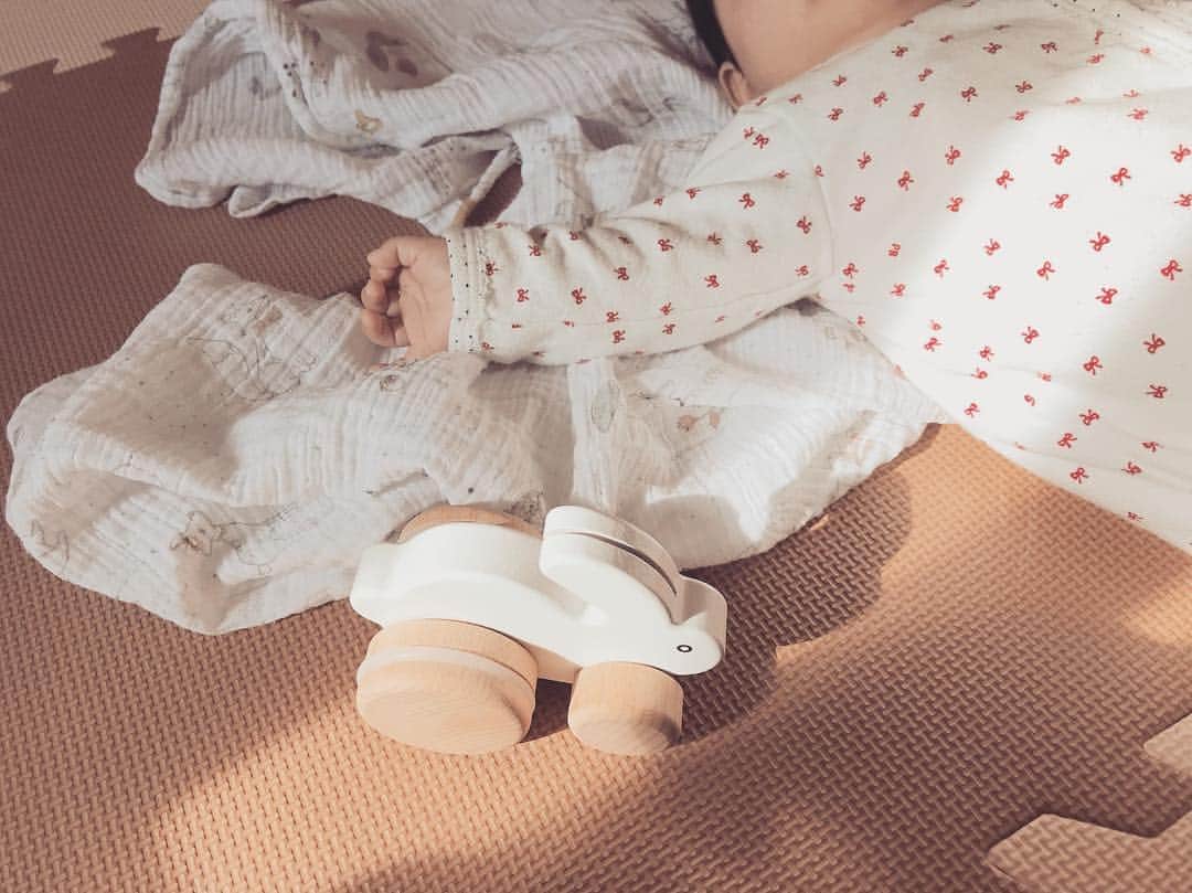 岸本セシルのインスタグラム：「🌼娘との毎日🌼  もうすぐ3ヶ月になる我が家の娘👶🏻🎀 毎日のルーティーン⭐️ 6〜8時の間に目覚めて授乳🤱  朝のジタバタ運動からはじまり🐥 バタバタ飽きて着たら、プーさんのメリーでキョロキョロタイム👀💛 旦那さんと協力してお風呂タイム🛀沐浴卒業して、一緒に入ってるけど旦那と協力しなきゃ、なかなか大変😳でも、娘はお風呂好きみたいで助かる💛  からのお風呂上がりの授乳(風呂上がりのコーヒー牛乳的な)🐮笑。  こっからはネムネムでお昼寝タイム😪その時間にご飯たべちゃったり、家事したり、しなかったり。笑 私もたまに一緒に寝ちゃう😂  お昼寝後は、授乳して、遊んで、うつぶせレッスン🙌 ただ、うつぶせレッスン5分経たずに泣き出す😭笑。首すわりまであと少しだけどなー👀  こっかからはグズってちょい寝しては起きて遊ぶを繰り返し、日が弱くなった頃にお散歩🌞🌼 大体40〜1時間くらい歩いて、「風きもち〜ね〜」「桜散ったね〜」「眩しいね〜」と話しかける！が、大体寝ちゃうから独り言😭笑。  ベビーカーだと泣くことが多いので抱っこ紐で👶🏻 抱っこ紐は @ergobabyjapan  と @konny.jp  を使い分けているよ🐒  夕方は大体、歌ったり、一緒にTV見たり、家の中を抱っこ紐で探検したり、寝た時にちょこっと家事したり、しなかったり←  最近は20〜21時頃には寝て、そっから5時間睡眠くらいを2回くらいしてくれるから私もそこで息抜き出来ています🌼 (最近はドラマにもハマってて、中でも #向かいのバズる家族 が面白い😂 だーちゃんかわいい☺️ @rio_uchida  なまはげチョップ👹✋🔥) そんな感じで毎日を過ごしていますが  もちろん、息詰まったりすることもあります🙄  涙することもあります😢  でも、娘の笑顔を見て、可愛い泣き顔をみて、スヤスヤきもち良さそうに寝てる姿をみて、毎日幸せなきもちになります🌼  子どものパワーって凄いなー✨  見返り求めず、沢山愛情与えたいけど…できればずっと娘に嫌われたくないな😂たのむ〜😂 って毎日思ってるw  はー、ほんと生まれてきてくれてありがとうだ😌  #娘との毎日 #赤ちゃん #2ヶ月baby #毎日癒し #毎日感謝 #ジタバタする姿がめっちゃ可愛い #可愛いねって言ったら笑うのが可愛い #泣き始めの口が可愛い #寝相悪いの可愛い #声が可愛い #横顔クレヨンしんちゃんで可愛い #あー可愛い」