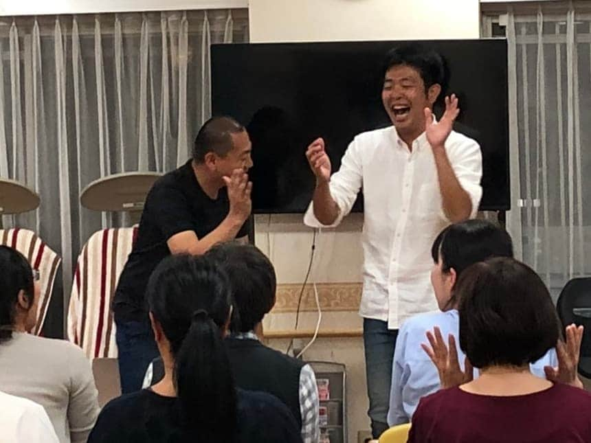 松本康太さんのインスタグラム写真 - (松本康太Instagram)「今日はケアマネージャーさん達の前で僕達が施設でやらせてもらってる。「お笑い×介護 」介護レクリエーションをやらせてもらいました(^o^ゞ  #レギュラー #あるある探検隊 #介護レクリエーション #お笑い #介護 #笑顔 #ケアマネージャー さん#スマイルプラス #よしもとクリエイティブエージェンシー #ロハスいまざと #ロハス #介護レク」4月26日 21時50分 - aruarutankentai.matsumoto