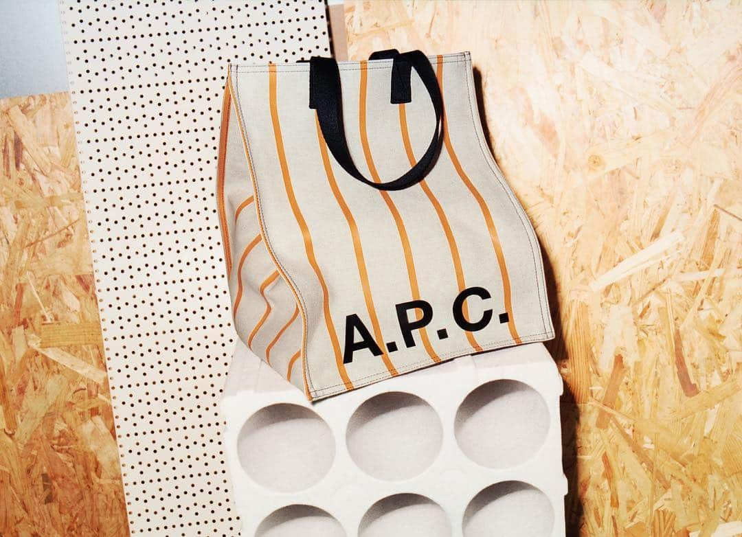 アーペーセーさんのインスタグラム写真 - (アーペーセーInstagram)「Construction shopping bag from the women’s #APC #SS19 collection. Photography shot by @chris.rhodes Available in stores and at apc.fr」4月26日 21時50分 - apc_paris