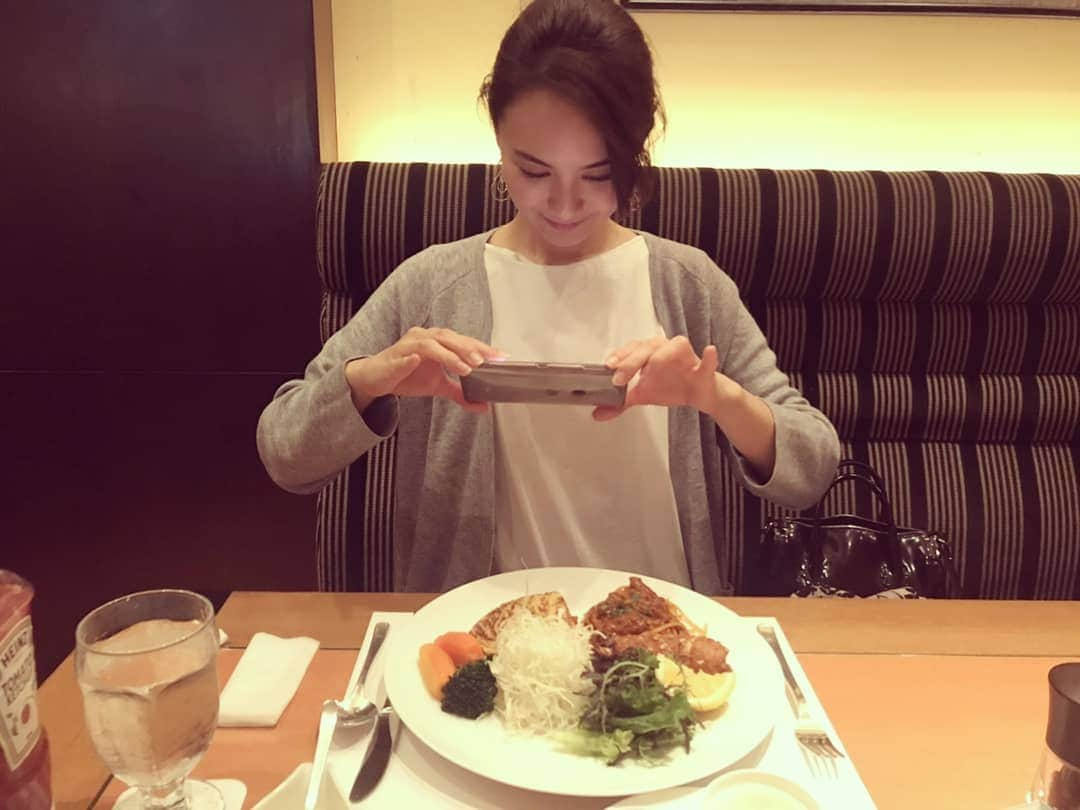 富永沙織さんのインスタグラム写真 - (富永沙織Instagram)「大人のお子様ランチ😊🌸 Plate lunch☺️🍀 Child's Meal😆✨ ・ この海老フライ、衣にナッツがついているので、ヘルシーなのに、大満足の食感⭐✨プリプリで甘い🍀 ・ そしてこのオムライスは私の大好きな例のオムライスです☺️🌸 ・ #大人のお子様ランチ #エビフライ #海老フライ  #friedshrimp  #ミートソース  #オムライス #ナッツ #nuts  #restaurants  #レストラン #洋食  #プリプリ  #おいしいもの大好き  #美味しさ  #美味しいご飯  #楽しい😊  #ワクワクする  #ご飯 #childsmeal #foradults  #ワンプレートごはん  #platelunch」4月26日 21時51分 - saori_tominaga