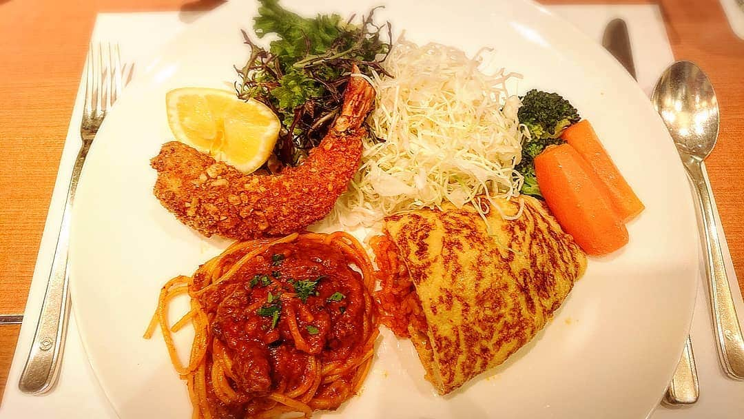 富永沙織さんのインスタグラム写真 - (富永沙織Instagram)「大人のお子様ランチ😊🌸 Plate lunch☺️🍀 Child's Meal😆✨ ・ この海老フライ、衣にナッツがついているので、ヘルシーなのに、大満足の食感⭐✨プリプリで甘い🍀 ・ そしてこのオムライスは私の大好きな例のオムライスです☺️🌸 ・ #大人のお子様ランチ #エビフライ #海老フライ  #friedshrimp  #ミートソース  #オムライス #ナッツ #nuts  #restaurants  #レストラン #洋食  #プリプリ  #おいしいもの大好き  #美味しさ  #美味しいご飯  #楽しい😊  #ワクワクする  #ご飯 #childsmeal #foradults  #ワンプレートごはん  #platelunch」4月26日 21時51分 - saori_tominaga