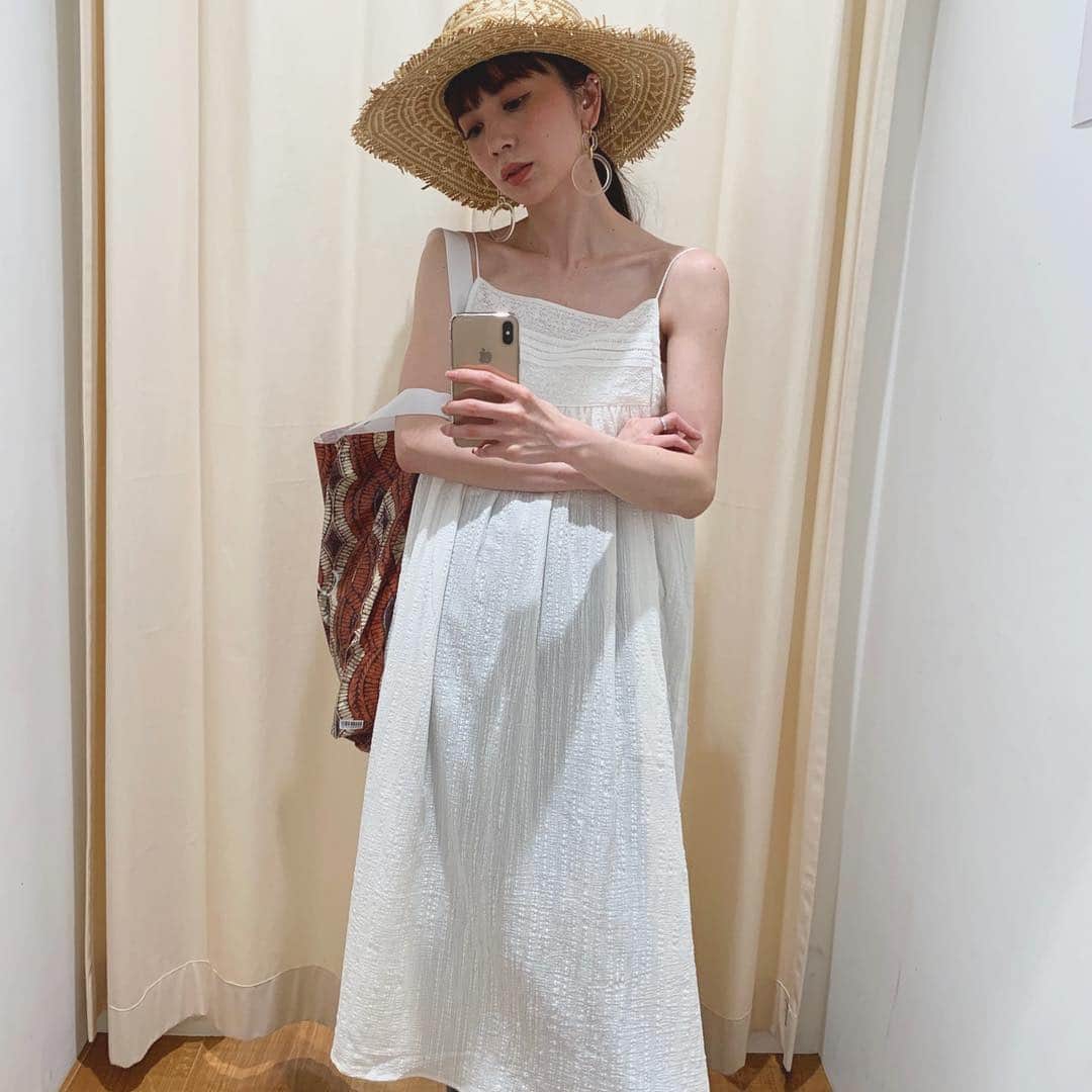 ungrid_minamiのインスタグラム：「. コットンレースキャミワンピース ふんわりとしたシルエット💓 インナーは新作のカップ付きベアトップ着用してます . @ungrid_official #Ungrid#アミュプラザ博多」