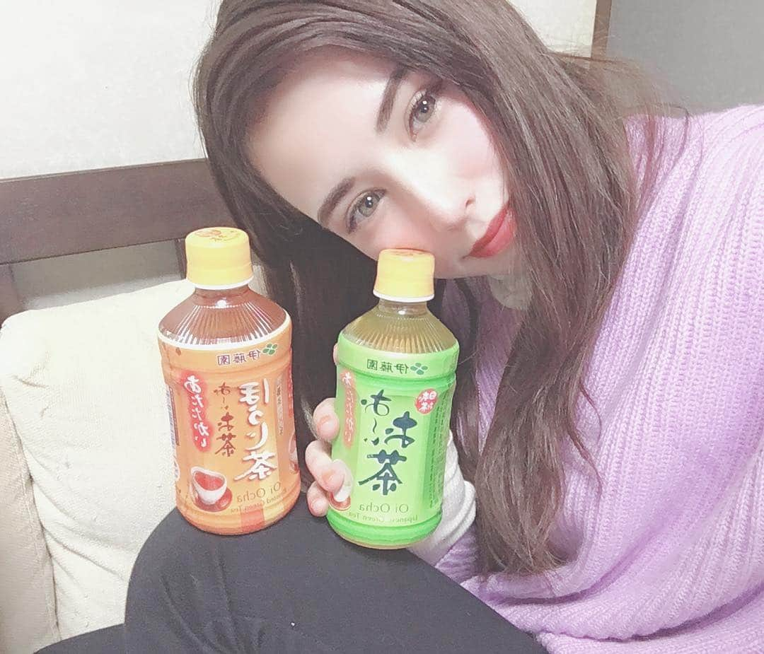 Annaさんのインスタグラム写真 - (AnnaInstagram)「今日は寒い中立ち止まってくれた方、来てくれた方本当にありがとうございました！！ あたしも冷えちゃって声震えちゃうくらいだったから、きっとずっと立ってみてくれてた人はもっと寒かったと思う😭 * 終わった後にサインください、とか写真撮ったり、あったかい飲み物くれたりして、本当嬉しかった！！ CDも買ってくれた方ありがとうございました！！ 明日もまた高崎駅で路上やりますので、遊びついでにどんなもんだ！ってみに来てください😂 時間は確定してるわけではないので、始めるときにここ！ってストーリー載せるね！ #instagood #高崎路上ライブ #instalike #instagram #ありがとう #本当に #完全に湿気で髪の毛はぱあ #楽しかった #アホ寒かったけど」4月26日 21時52分 - anna_mysticeyes