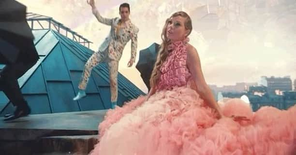 Panic! At The Discoのインスタグラム：「WE (@TaylorSwift & @BrendonUrie) released ME! last night. Enjoy the video and the song and your day #MEoutnow」