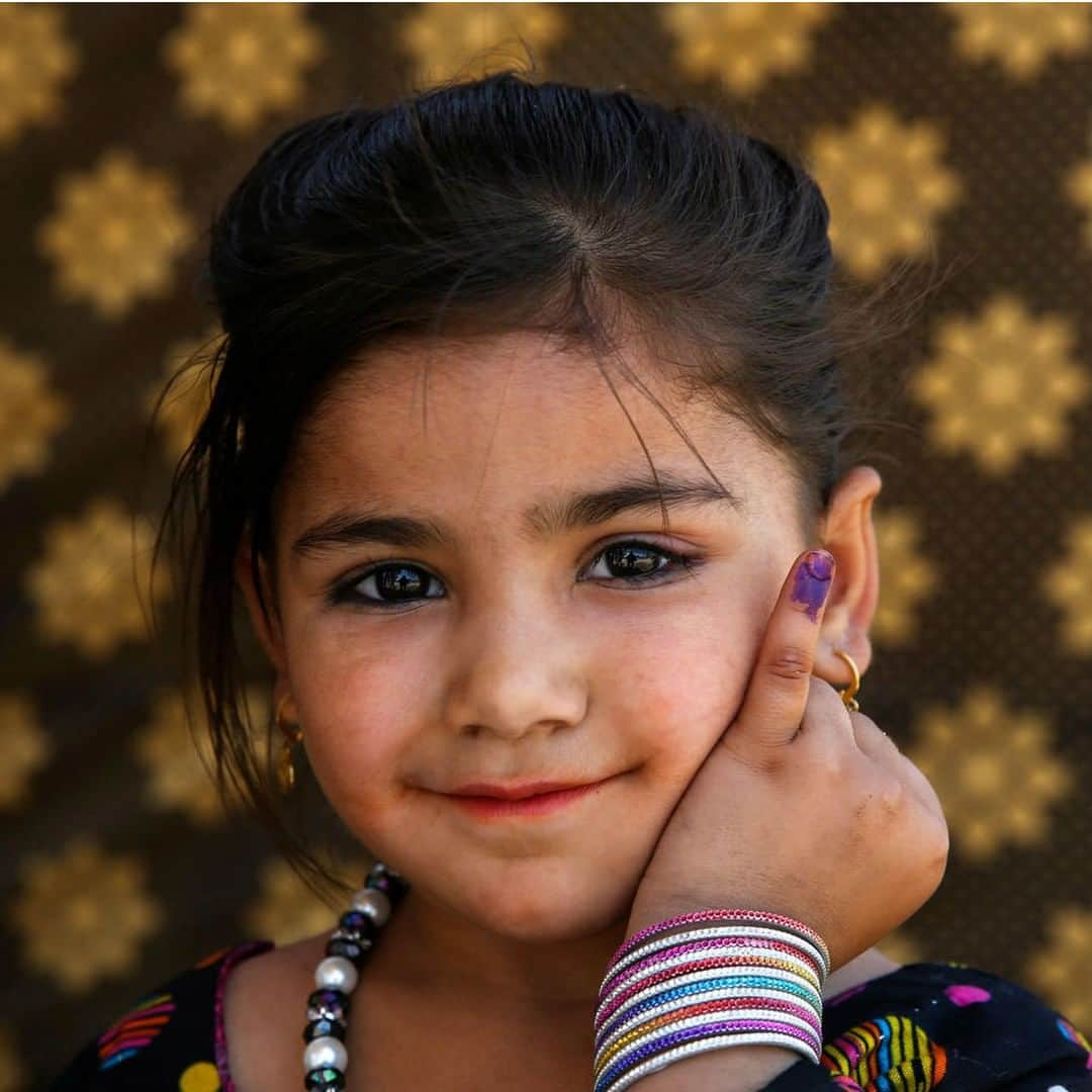 unicefさんのインスタグラム写真 - (unicefInstagram)「Maraya, 5, shyly holds up her finger, which shows she’s protected from polio after a vaccination campaign in Pakistan. The world is closer than ever before to eradicating polio. In 1988, there were 350,000 annual cases of wild polio virus from 125 countries. In 2018, there were 33 cases reported in only two countries: Pakistan and Afghanistan. None of this would have been possible without our partners, @rotaryinternational, @who and @gavialliance. #VaccinesWork © UNICEF/UN0139375/Zaidi」4月26日 21時55分 - unicef