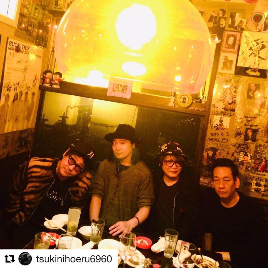山崎潤のインスタグラム：「いよいよです！  皆さん楽しみましょう！  #Repost @tsukinihoeru6960 with @get_repost ・・・ そうして仙台の夜は更けてゆく。。。 真剣に明日のアラバキの打ち合わせをしております  決してシローさんの誕生日前夜祭ではありません  決して。。。。 それでは皆様明日アラバキでお待ちしております！  あっ！  明日会場にてグッズをご購入いただいた方にはニューステッカーをプレゼントさせていただきます！！ さぁ！  月に吠える。初フェスを共に楽しみましょう！  #月に吠える #大森南朋 #塚本史朗 #長野典二 #山崎潤 #アラバキ #アラバキロックフェス #仙台 #牛タン #近藤商店」