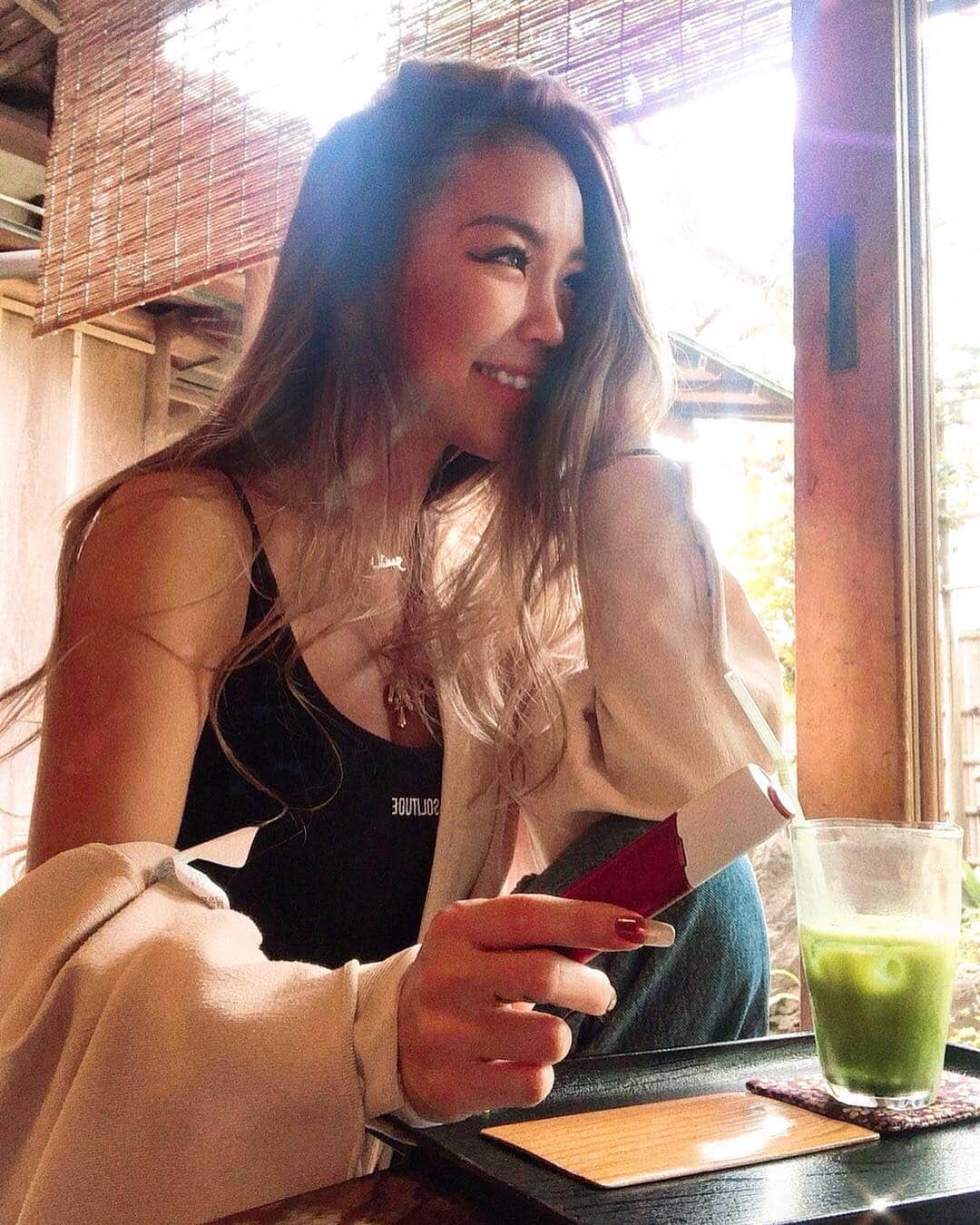 菅又菜摘（ナツ）さんのインスタグラム写真 - (菅又菜摘（ナツ）Instagram)「#IQOSThisChangesEverything #IQOSアンバサダー #IQOSJapan  thank you @iqos_jp  いよいよ元号が変わりますね 1300年以上も続く日本🇯🇵の伝統 私はまだ平成しか生きていないから 元号が変わる感覚はよく分からないけど  日本の歴史が次の時代へ受け継がれる瞬間を 自分も経験するってなんかすごいなぁ🍵 どんどん時代は進んでいくけど 古き良き時代の思い出や経験を大切に 新しいものを取り入れていきたいな💛  IQOSもNIPPON 祝賀モデルになって 日本🇯🇵カラーのIQOS 3 MULTI紅白で 新時代をお祝いする感じが伝わってくる㊗️ . 詳しくはIQOSストアと 公式IQOSサイトで確認してみてね☝🏾 . ※成人喫煙者向けの本製品には、 リスクがないわけではありません。」4月26日 21時57分 - kogenatsu920