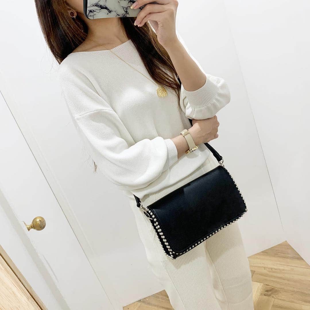 MUMUさんのインスタグラム写真 - (MUMUInstagram)「. . アパレルファッションブランド @ozoc_official さんとの初のコラボ商品が完成！ ポーチ付きベルテッドトートバッグと、2WAYスタッズショルダーバッグ。 . ベルテッドトートバッグは、デイリー使いもしやすいバッグを意識しカジュアルなキャンバス生地を使用。 ･ 2WAYスタッズショルダーバッグは、天候を気にせず持てるフェイクレザーを採用。 周りをぐるっと囲んだスタッズのパイピングがシンプルコーデのポイントに。 ･ コラボバッグは全国のOZOCさんの店舗及びオンラインストアで発売中＊ 是非チェックしていただけると嬉しいです^^ . #プチプラコーデ #お洒落さんと繋がりたい #instagood #プチプラ #locari #instalike #服好きな人と繋がりたい #ootd #fashion #OZOC #ヘアアレンジ #大人コーデ #大人可愛い #时尚 #潮流 #コラボ #ぷちぷらコーデ #R_fashion #きょコ #コーデ #オゾック #新作バッグ #ストレートヘア」4月26日 22時03分 - mumudesukamumudesuyo