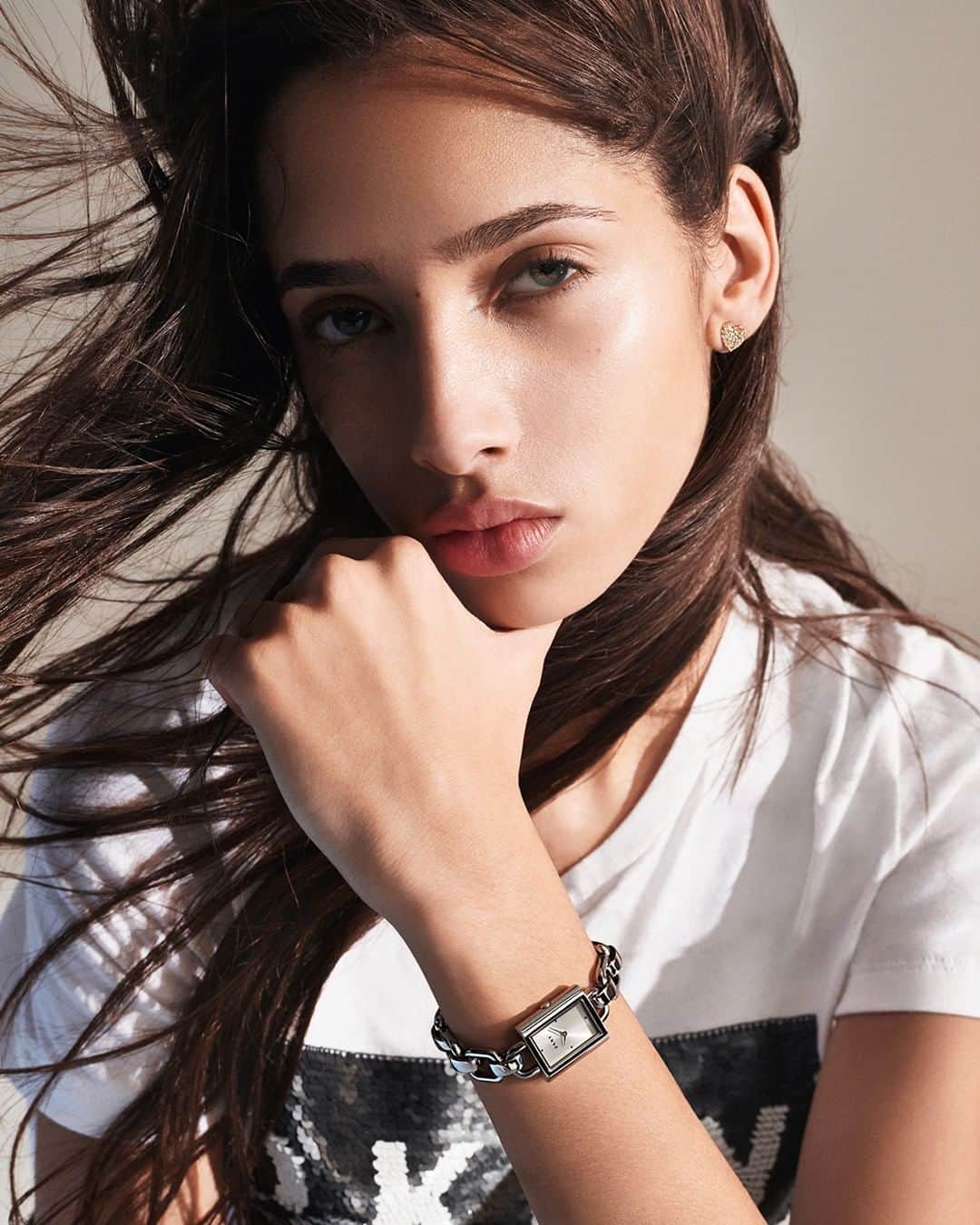 DKNYさんのインスタグラム写真 - (DKNYInstagram)「Eyes on the clock: is it the weekend yet? Tap to shop the Uptown Chain Watch. #DKNY」4月26日 22時00分 - dkny