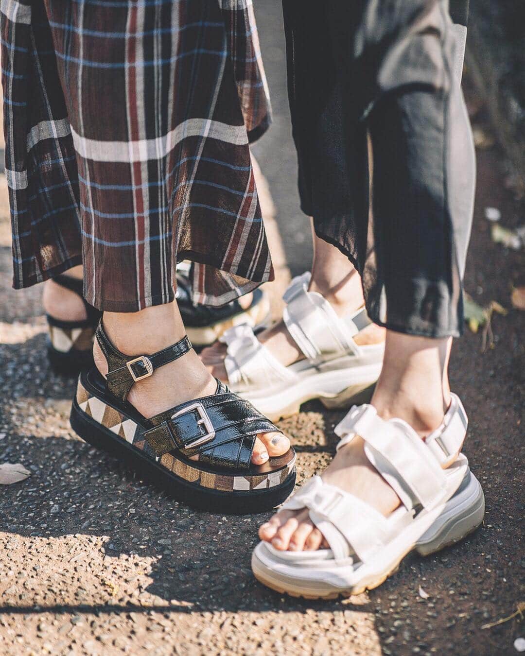 蒼葉えるさんのインスタグラム写真 - (蒼葉えるInstagram)「Fashion starts from your feet so let's get new sandals @jeanasis_official 👡💙💚💛💜🧡❤️﻿ ﻿ #jeanasis#ジーナシス#jeanasisコーデ#ジーナシスコーデ」4月26日 22時00分 - l_aoba