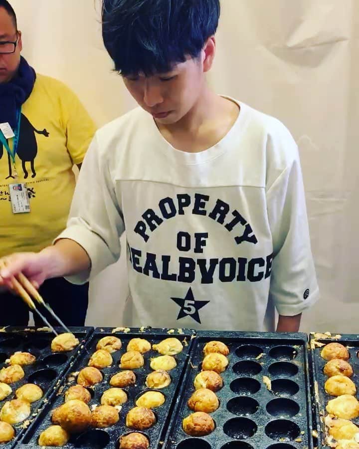 池田真一のインスタグラム：「たこ焼き部  仕上がってきてるよ！  にっしゃんのたこ焼き回しも見に来てよー！」