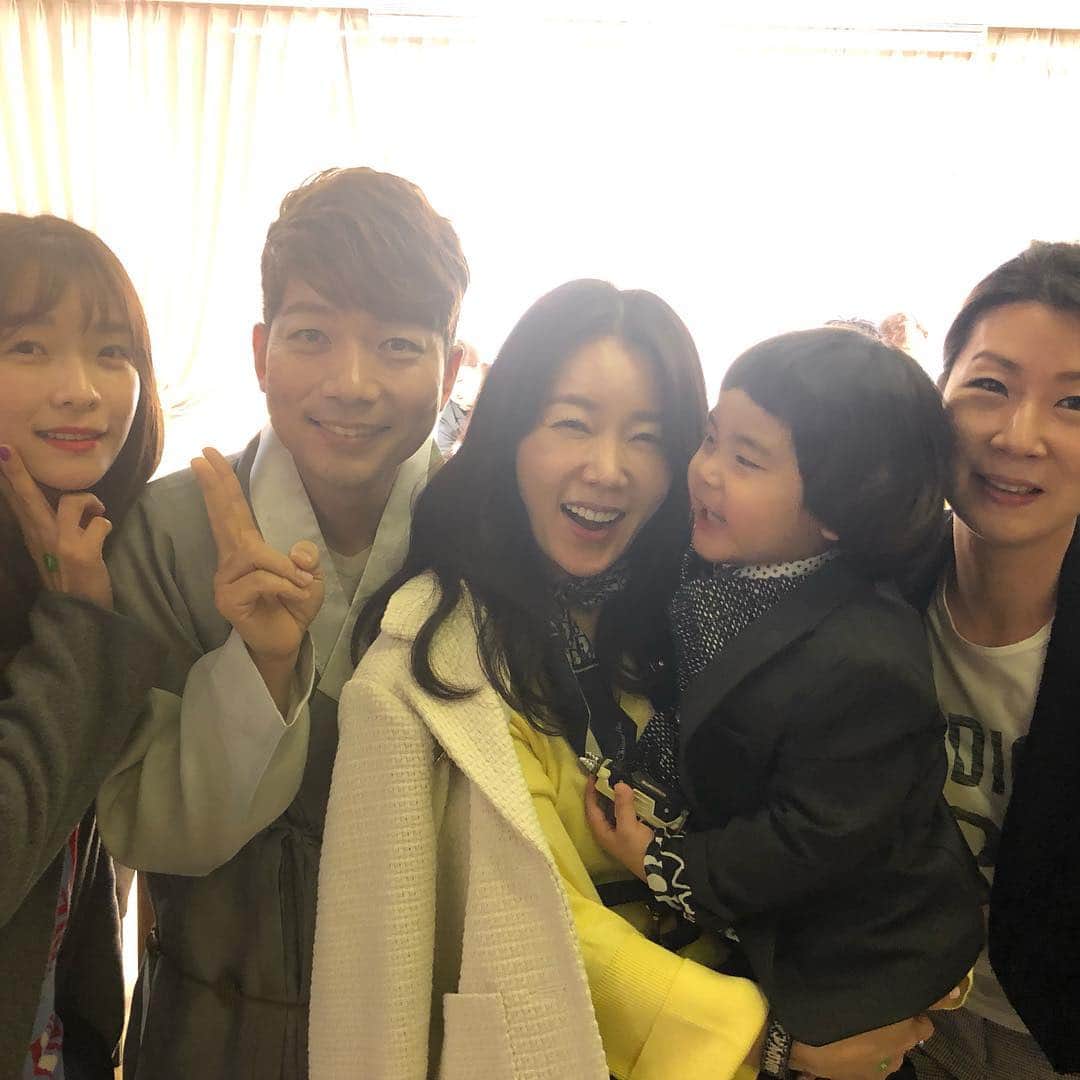 アン・ソニョンさんのインスタグラム写真 - (アン・ソニョンInstagram)「나름 #불금데이트🔥  한다고 둘이  #씨밀러룩👫  맞춰입고 나선  @gagjaewook  둘째 윤우 돌잔치 . . (울 재욱이 #하고싶다다이어트  #안선영100일다이어트 하고 살이 쪼옥~~ 빠져 완전 훈남대변신 성공👍👍 ) . . . 그나저나.... 진짜 차막혀.... 지방가는줄...😭 한남동-영등포 거리를 .... 한시간40분만에 겨우 도착.... 🤧 재욱아... 너 셋째 가지믄.... . . 진짜 넌.... #청ㅈㅈ 야..... . . 불금끝 #하아집이최고야😌 #바로네주말풍경 #서바로그램」4月26日 22時01分 - anney_an_love