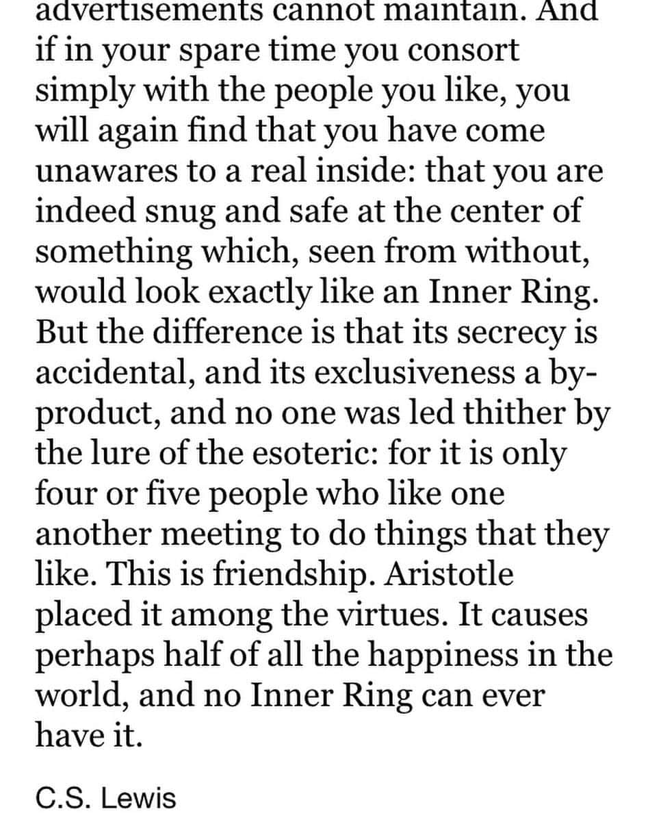 サラ・ドリューさんのインスタグラム写真 - (サラ・ドリューInstagram)「"The Inner Ring"  SWIPE to read an amazing quote by CS Lewis.  I’ve spent a large portion of my life chasing that elusive “inner ring". I long for the status that comes with a seat at the “cool kids’ table” and there have been times in my life where I have contorted myself to fit what that “inner ring” demands in order to get the invitation.  I’m telling you, when you change yourself to fit in a fancy club, there is no joy or belonging there, because at the end of the day, YOU aren’t there. Some false version of yourself is, and as @brenebrown puts it, “The opposite of belonging is fitting in”. There are versions of this inner circle everywhere, in every stage of life and in every profession.  In churches and parent groups.  In Hollywood and Academia. From preschool to PhD programs.  There’s this false narrative that promises that if I just make it into that circle, then I will belong, and I will matter.  CS Lewis is saying that chasing the inner ring will break our hearts unless we break its hold over us.  He’s saying that if we simply choose to remain in the present moment, doing the thing we love to do with people we like, and let go of the end result, we will find ourselves almost by accident, “snug and safe” in our own inner circle of belonging.  And that’s where the good stuff is.  No status or exclusive fancy-pants club can touch the joy and creativity that bursts out of that place.  Is there an "inner ring" you are chasing?  Release it and create your own.  And let yours be warm and welcoming because I guarantee you, someone else nearby is also looking for a place to belong.  BTS Photo from @bellanycmag cover shoot by @annettechaisson_makeup Thank you @seekellymccreary and @caterinascorsone for hanging last week and inspiring this conversation.  Love you both. ❤️❤️❤️😘😘😘」4月26日 22時11分 - thesarahdrew