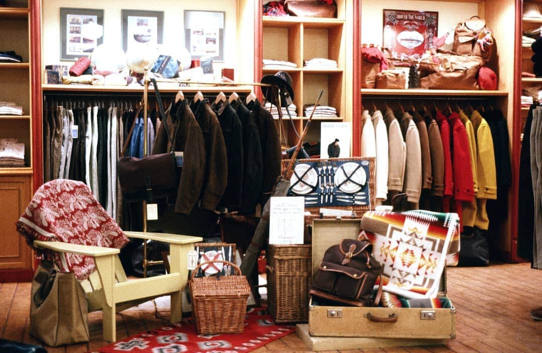 ベンシモンのインスタグラム：「- Les années 1980 - Les deux frères Bensimon sont pérsuadés que la mode ne s’arrête pas aux frontières du textile. C’est en 1989, qu’ils inaugurent Home Autour du Monde à quelques pas de leur première boutique. Ce nouvel espace, le premier concept-store à éclore en France, illustre leur amour pour l’Amérique. Serge et Yves y présentent du mobilier artisanal fabriqué par les Amish de Pennsylvanie avec lesquels ils organisent également un projet de recyclage du bois issu de leurs fermes. Ils font aussi découvrir aux visiteurs des meubles shakers et toutes sortes de pièces inspirées de folklores traditionnels. Un mélange subtil de mode, de mobilier, conçus comme de véritables souvenirs de voyage. 🇬🇧 - 1980's - The two Bensimon brothers are convinced that fashion does not end with fashion. In 1989, they open Home Autour du Monde a few steps away from their first shop. This new space, the first concept-store to be launched in France, illustrates their love for America. Serge and Yves present artisan furniture made by the Amish of Pennsylvania with whom they also organize a recycling wood project with wood coming from their farms. They also show visitors shaker furniture and all kinds of pieces inspired by traditional folklore. A subtle mix of fashion and furniture, designed as true travel souvenirs.」