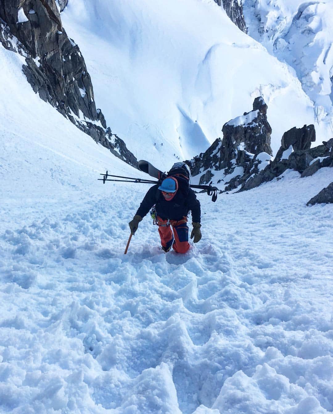 ミレーさんのインスタグラム写真 - (ミレーInstagram)「Inside the Brèche Puiseux with @adriencolleur 📷 @felicien_silvestre  #MilletRiseUp #skimountaineering #skimo #mountaineering #ski #couloir #brechepuiseux #chamonixmontblanc #chamonix」4月26日 22時05分 - millet_mountain