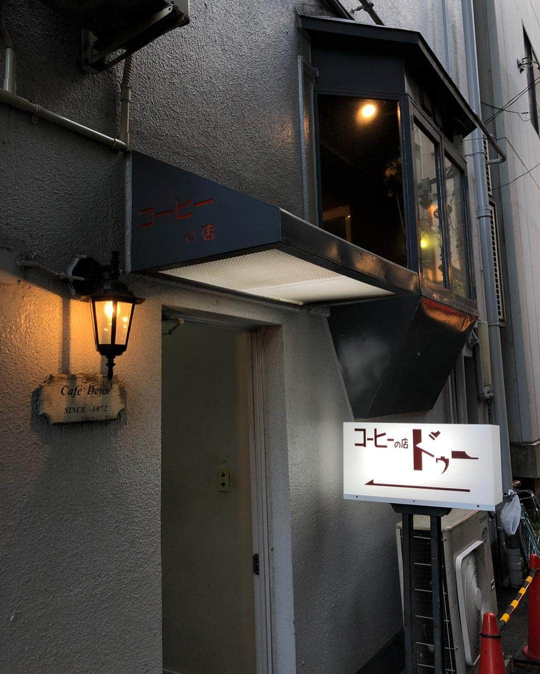 村田倫子さんのインスタグラム写真 - (村田倫子Instagram)「コーヒーのお供はチーズケーキ。 好きなものと心地よい空間。 今日は原稿がはかどりました。☔︎ . 明日、イベントたのしみです☺︎ @casselini_lumineest でお待ちしてます。 次の日は @casselini_lucuaosaka です。 たくさん話したいなあ… . 今日のお店☕︎は #cafedeux  #コーヒーの店ドゥー  #食べりんログ」4月26日 22時06分 - rinco1023