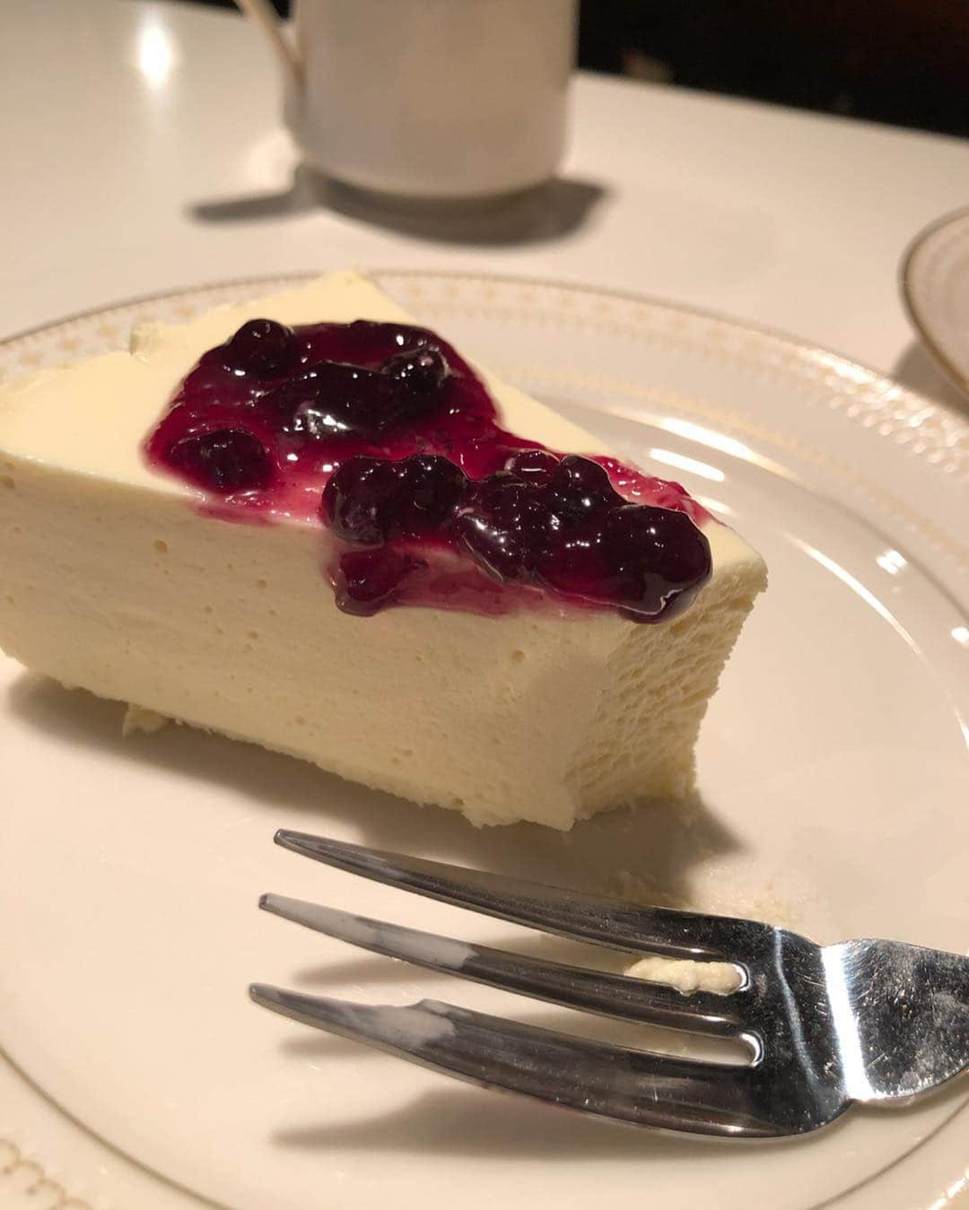 村田倫子さんのインスタグラム写真 - (村田倫子Instagram)「コーヒーのお供はチーズケーキ。 好きなものと心地よい空間。 今日は原稿がはかどりました。☔︎ . 明日、イベントたのしみです☺︎ @casselini_lumineest でお待ちしてます。 次の日は @casselini_lucuaosaka です。 たくさん話したいなあ… . 今日のお店☕︎は #cafedeux  #コーヒーの店ドゥー  #食べりんログ」4月26日 22時06分 - rinco1023