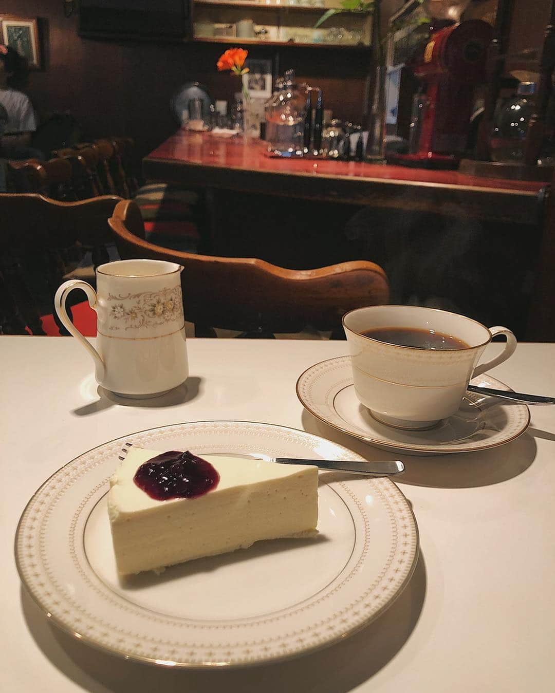 村田倫子さんのインスタグラム写真 - (村田倫子Instagram)「コーヒーのお供はチーズケーキ。 好きなものと心地よい空間。 今日は原稿がはかどりました。☔︎ . 明日、イベントたのしみです☺︎ @casselini_lumineest でお待ちしてます。 次の日は @casselini_lucuaosaka です。 たくさん話したいなあ… . 今日のお店☕︎は #cafedeux  #コーヒーの店ドゥー  #食べりんログ」4月26日 22時06分 - rinco1023