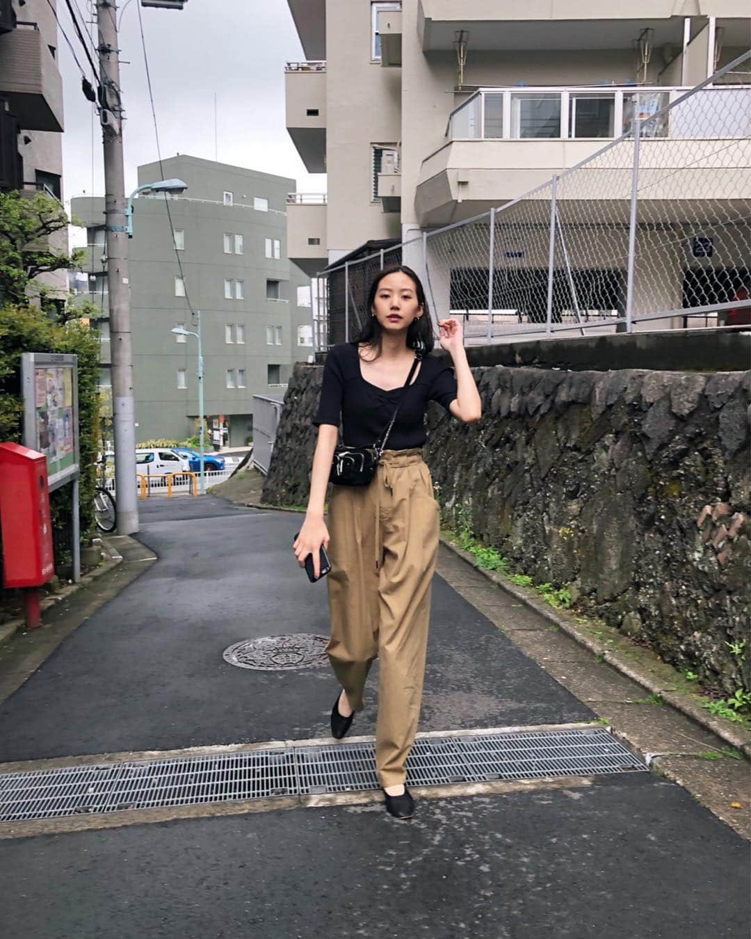 Shiho Sasakiのインスタグラム：「明日からGWスタートですね💡 旅行に行く方も多いのかな？💼 MOUSSYには可愛い新作も沢山入荷してますよ🧡 バックシルエットがとっても可愛いTOPS☝️ コーデの詳細はストーリーからチェック出来ます✈️ #MOUSSY#MOUSSYSNAP」
