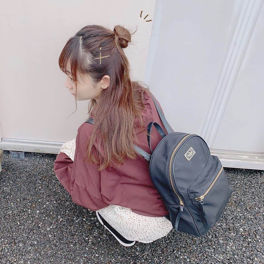 夏川愛実のインスタグラム：「ㅤㅤㅤㅤㅤㅤㅤㅤㅤㅤㅤㅤㅤ ㅤㅤㅤㅤㅤㅤㅤㅤㅤㅤㅤㅤㅤ  今日の #私服 ㅤㅤㅤㅤㅤㅤㅤㅤㅤㅤㅤㅤㅤㅤㅤㅤㅤㅤㅤㅤㅤㅤ スニーカーがインソールになってるから スカートが長くても大丈夫🤗 ㅤㅤㅤㅤㅤㅤㅤㅤㅤㅤㅤㅤㅤㅤㅤㅤㅤㅤㅤㅤㅤㅤㅤㅤ ❤︎パーカー @grl_official ❤︎プリーツスカート  @olive_des_olive_official ❤︎リュック @katespadejapan ❤︎スニーカー @adidastokyo  ㅤㅤㅤㅤㅤㅤㅤㅤㅤㅤㅤㅤㅤㅤㅤㅤㅤㅤㅤㅤㅤㅤㅤㅤ #grl#グレイル#olivedesolive#春コーデ #adidas#katespade  #プリーツスカート#パーカー#パーカー女子 #スニーカー#スニーカー女子#茶色コーデ  #低身長コーデ#148cmコーデ#お団子ヘア」